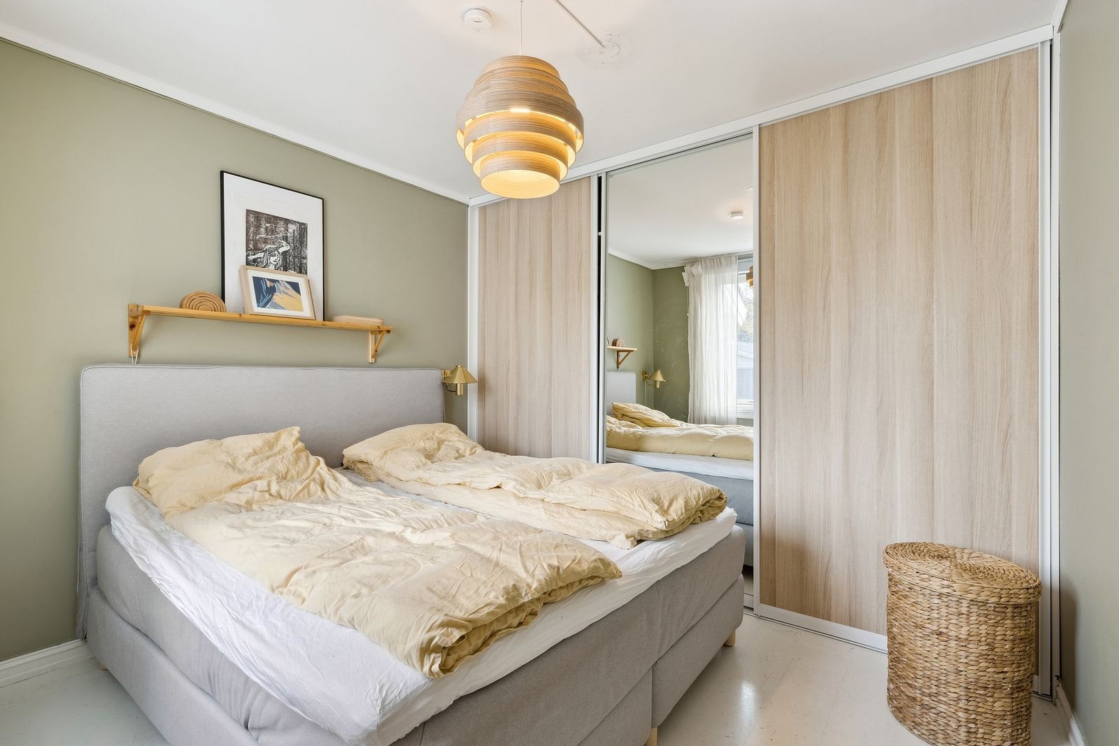 Hovedsoverom med romslig skyvedørsgarderobe. Galleribilde