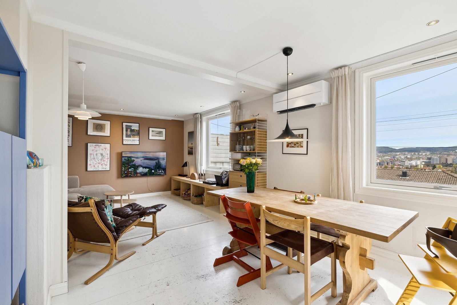 Det er plass til både sofa- og spisegruppe i stue. Galleribilde