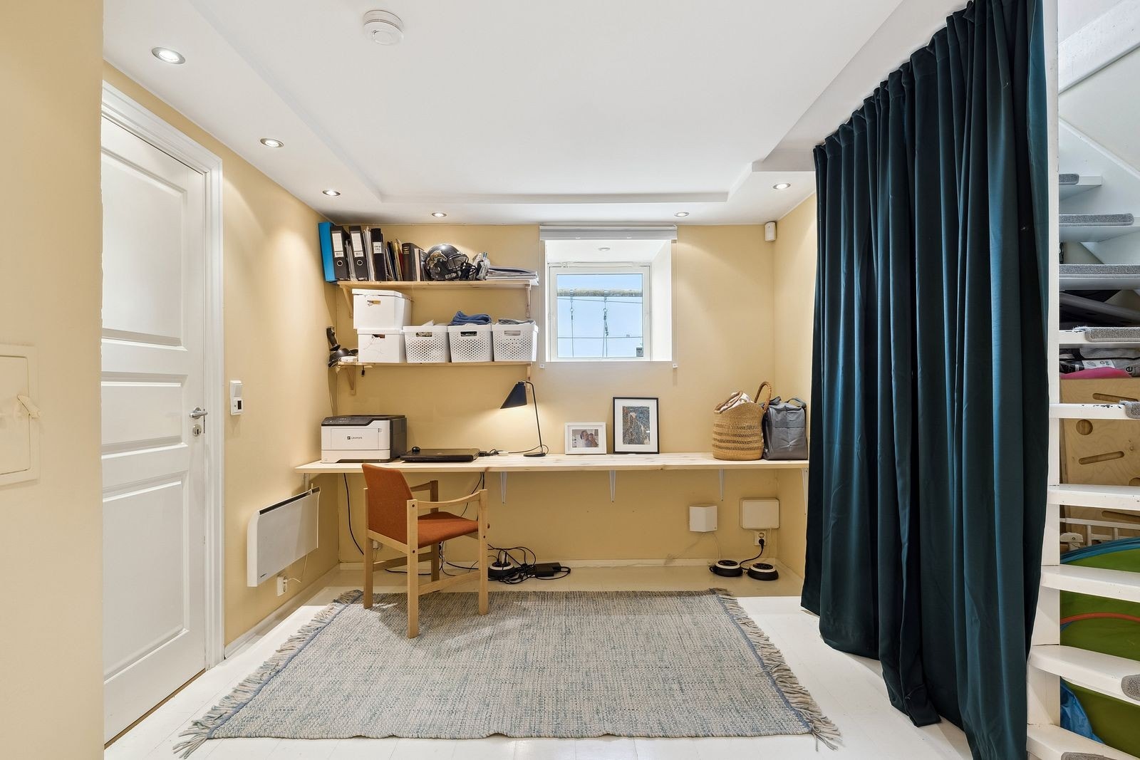 Kjellerstuen brukes i dag som både kontor og gjesterom. Galleribilde
