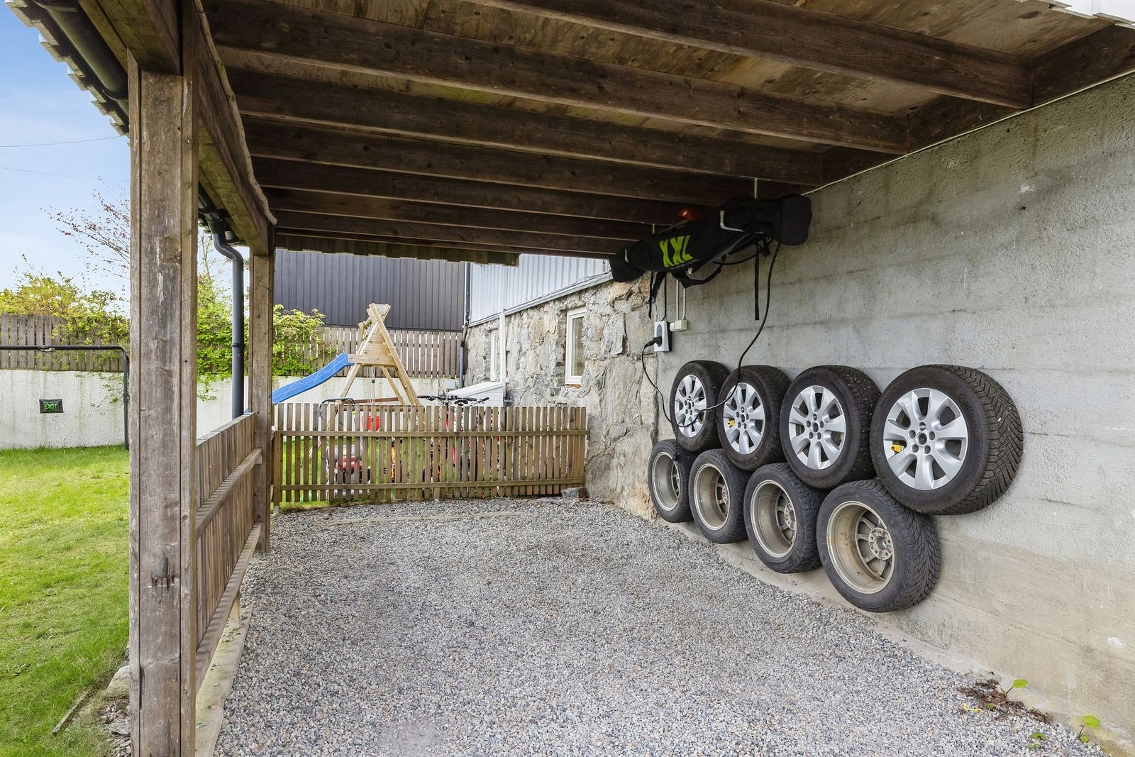 Carport med plass til én bil. Det er også gateparkering i området. Galleribilde