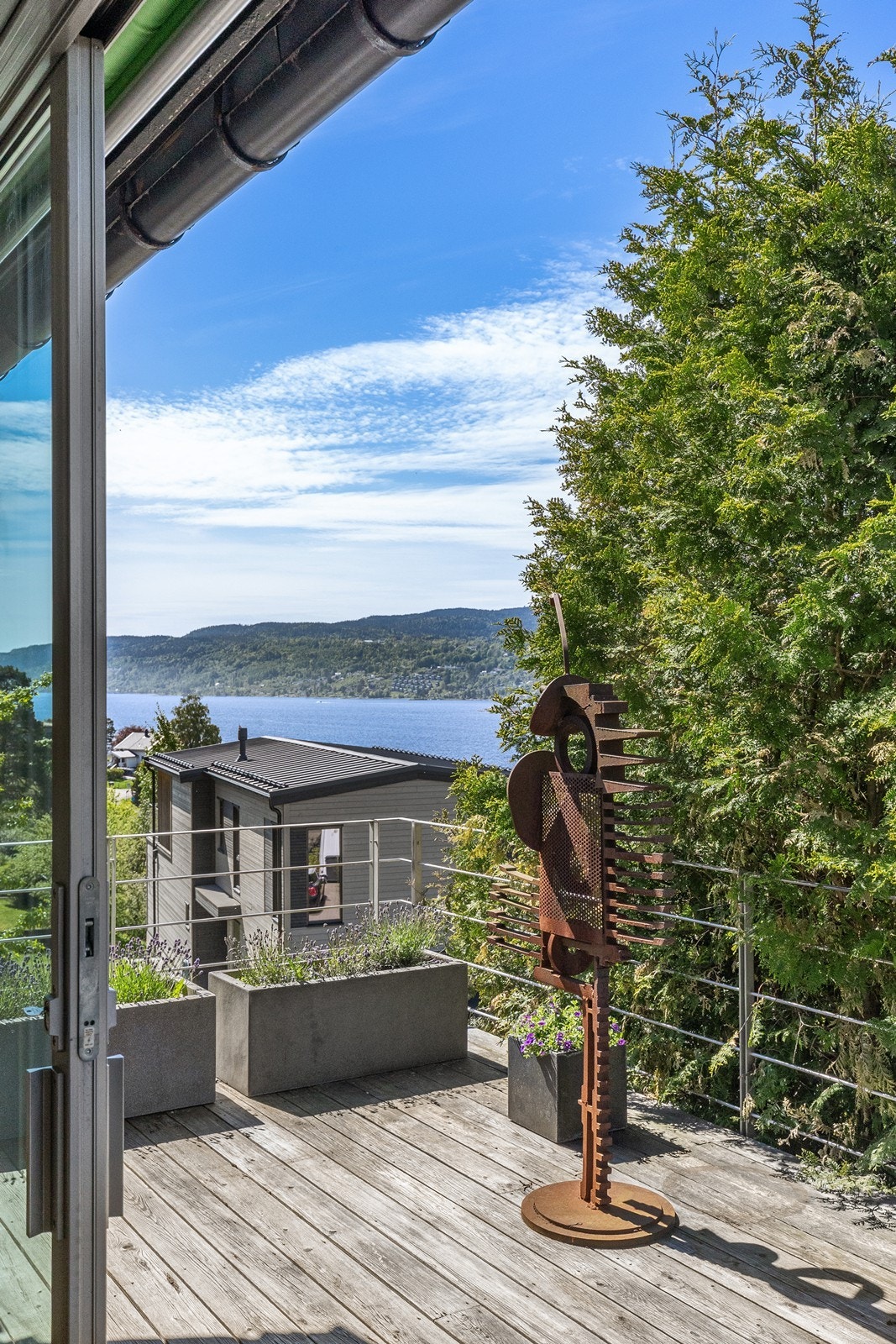 Fjordutsikt fra stue og terrasse. Galleribilde