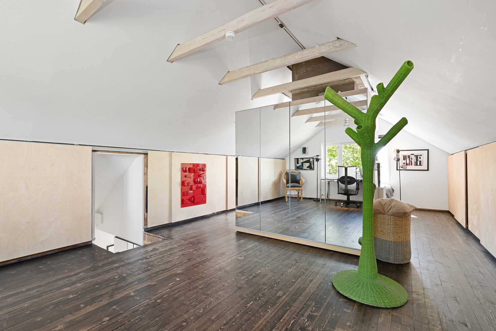Stort loft med god takhøyde. Smart lagring i knevegger med skyvdører på begge sider. Flere bruksmuligheter. Galleribilde