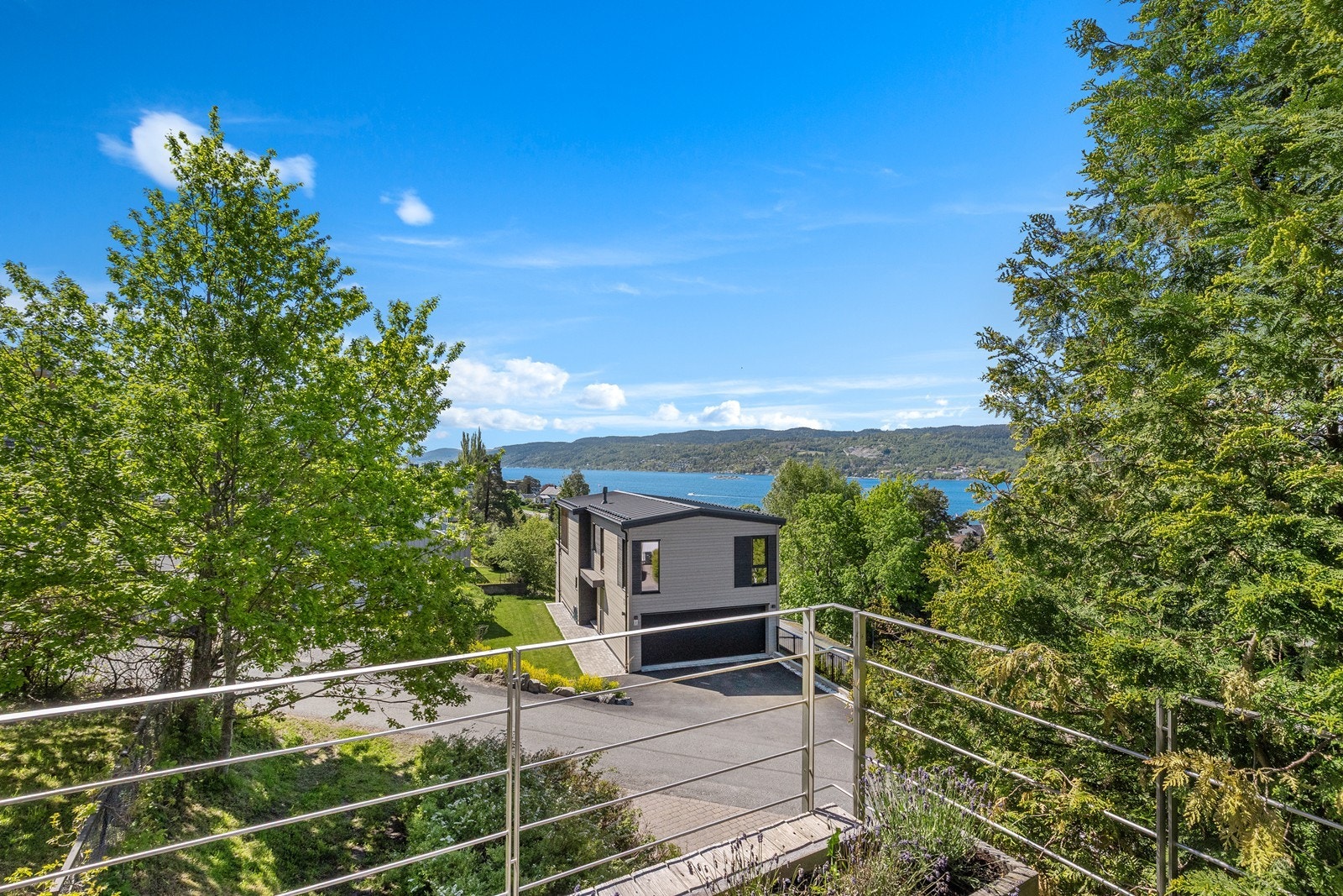 Fjordutsikt fra hage og terrasse. Galleribilde