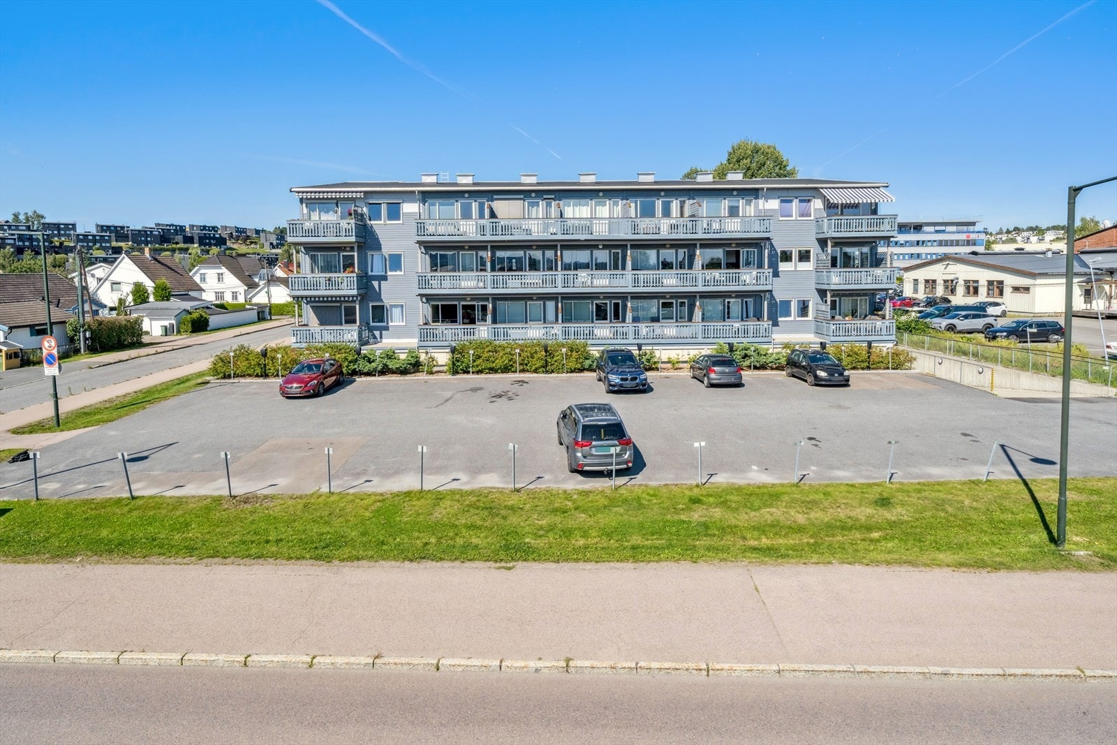 Leiligheten ligger i et rolig, men sentralt boligområde på Kjeller i Lillestrøm kommune. Fra eiendommen er det gangavstand til OsloMet, storbyuniversitetet. Galleribilde