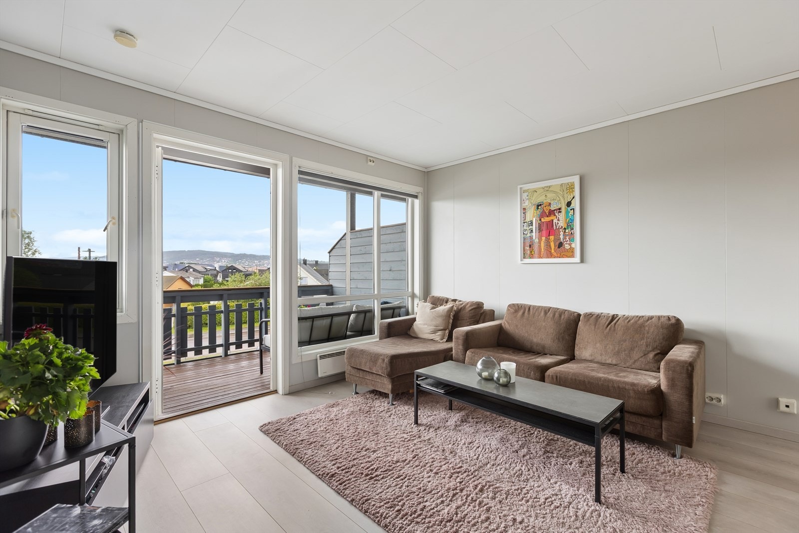 Stuen har plass til sofa og spiseplass om ønskelig. Galleribilde