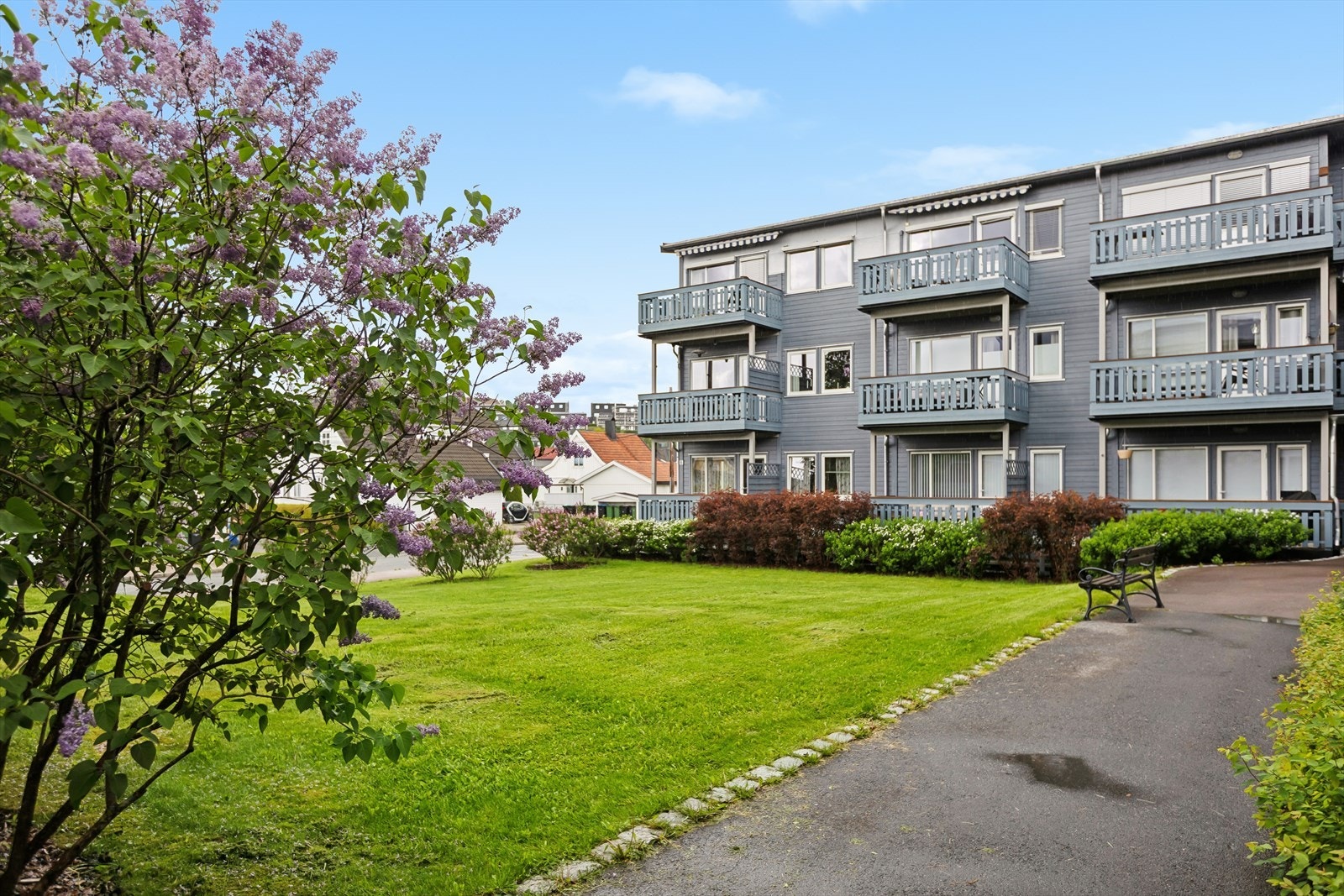 Borettslaget har flotte fellesområder med gressplen, beplantning og div. lekeapparater. Galleribilde