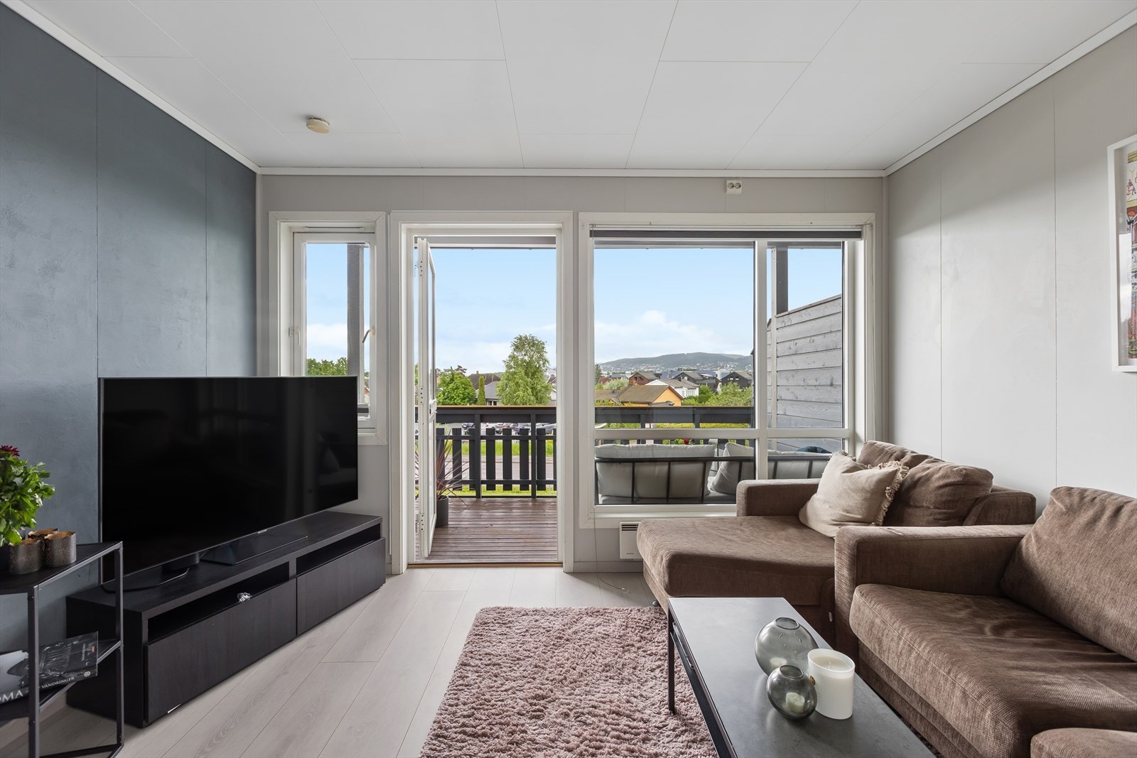 Fra stuen har du utgang til balkong som er en fin forlengelse av stuen i sommerhalvåret. Galleribilde