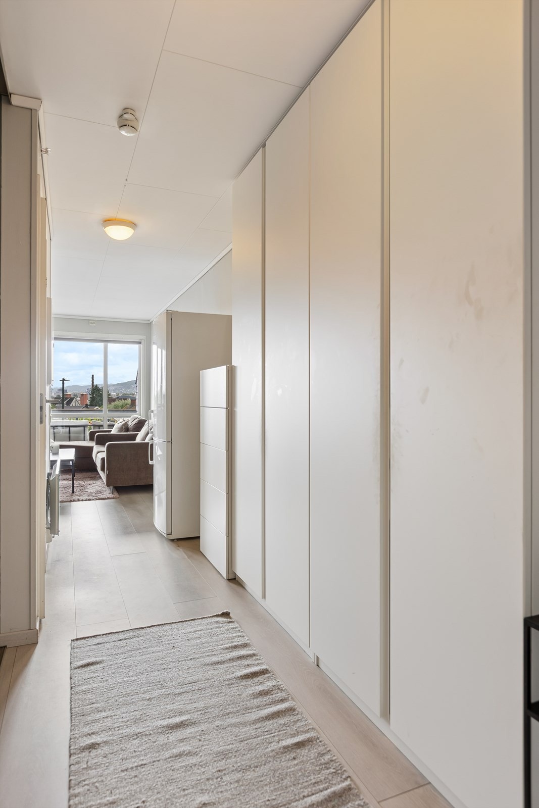 Godt med oppbevaringsplass i garderobe i gangen. Det medfølger også bod i kjeller. Galleribilde