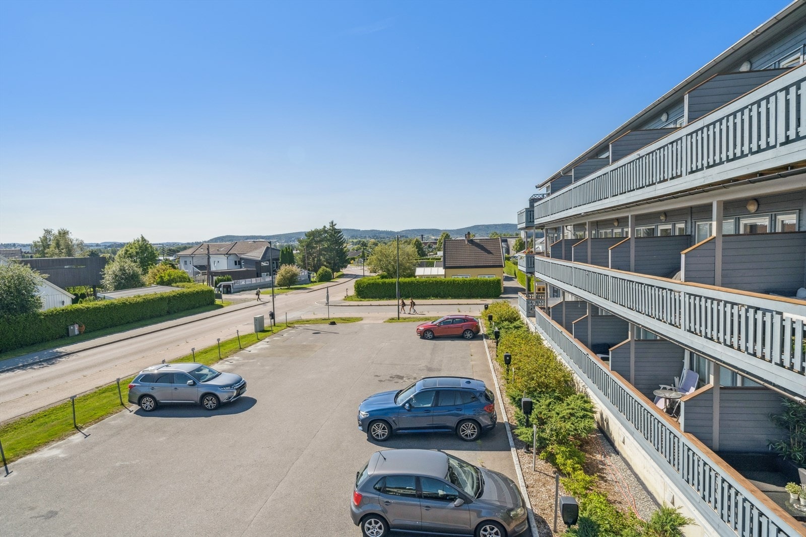 Det er også kort vei til Lillestrøm med alt av bymessige fasiliteter og servicetilbud. Galleribilde
