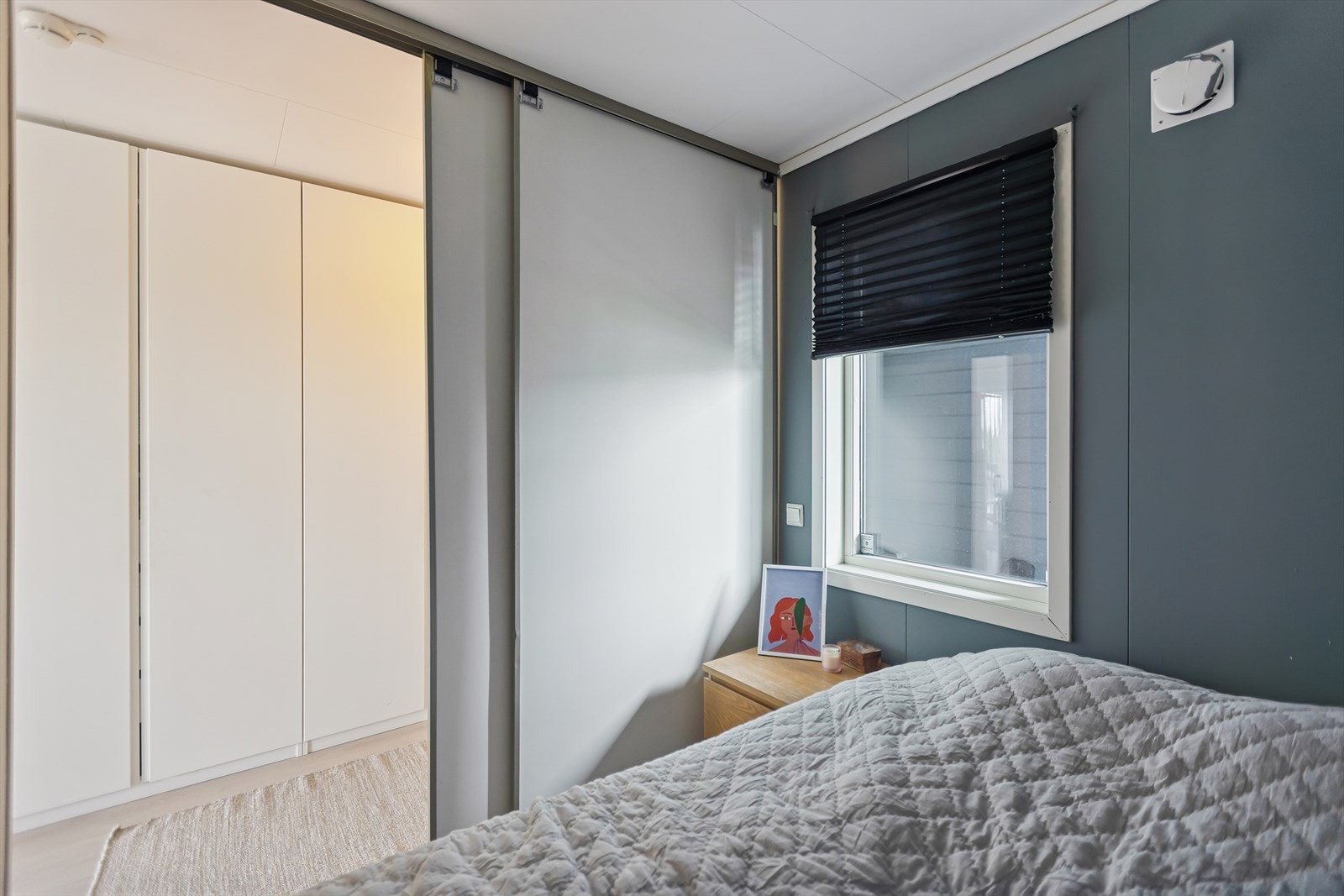Rommet er adskilt med skyvedører. Galleribilde