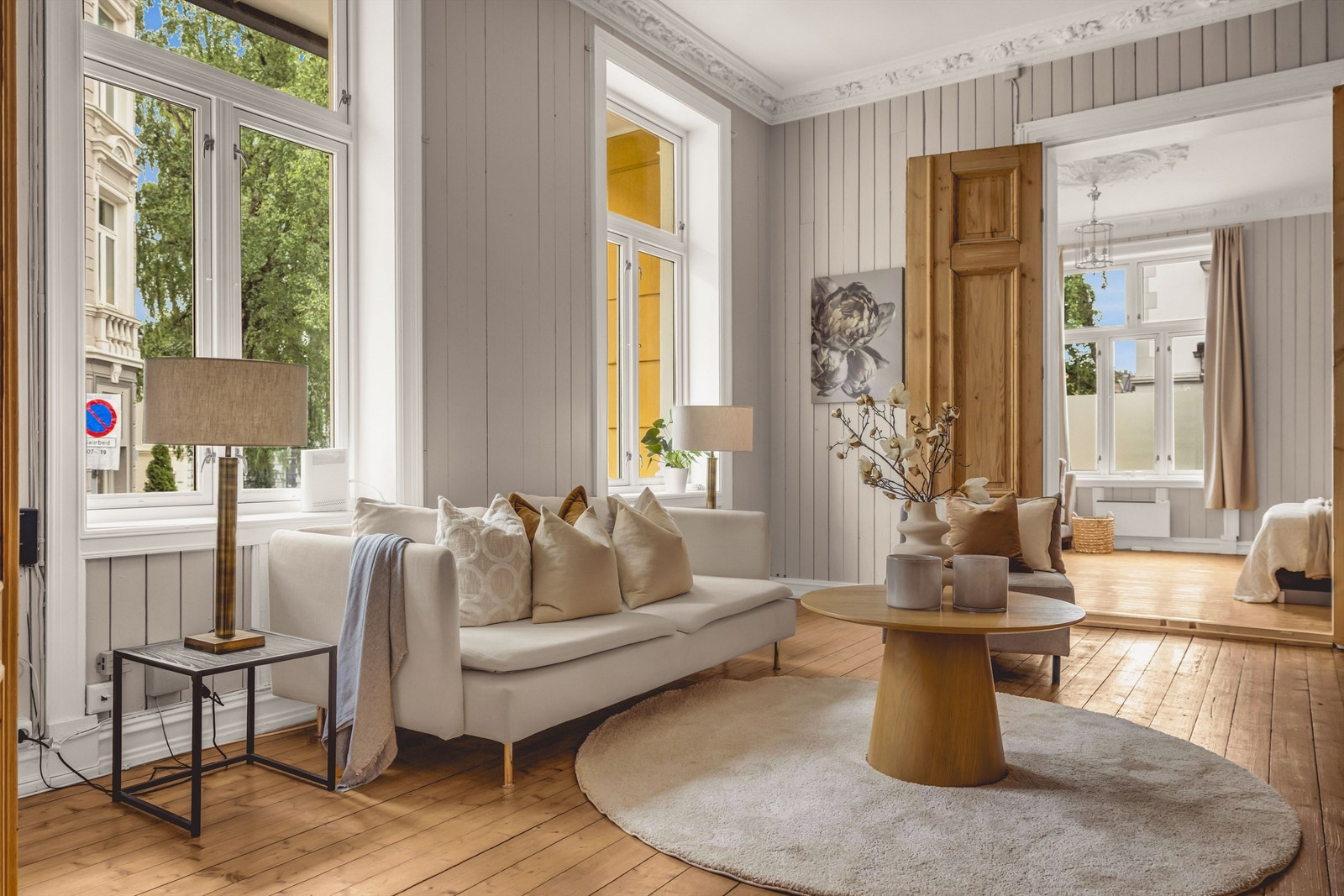 Dette er et sosialt og hyggelig rom med masse potensiale og plass til å invitere venner og familie til hyggelige sammenkomster. Galleribilde