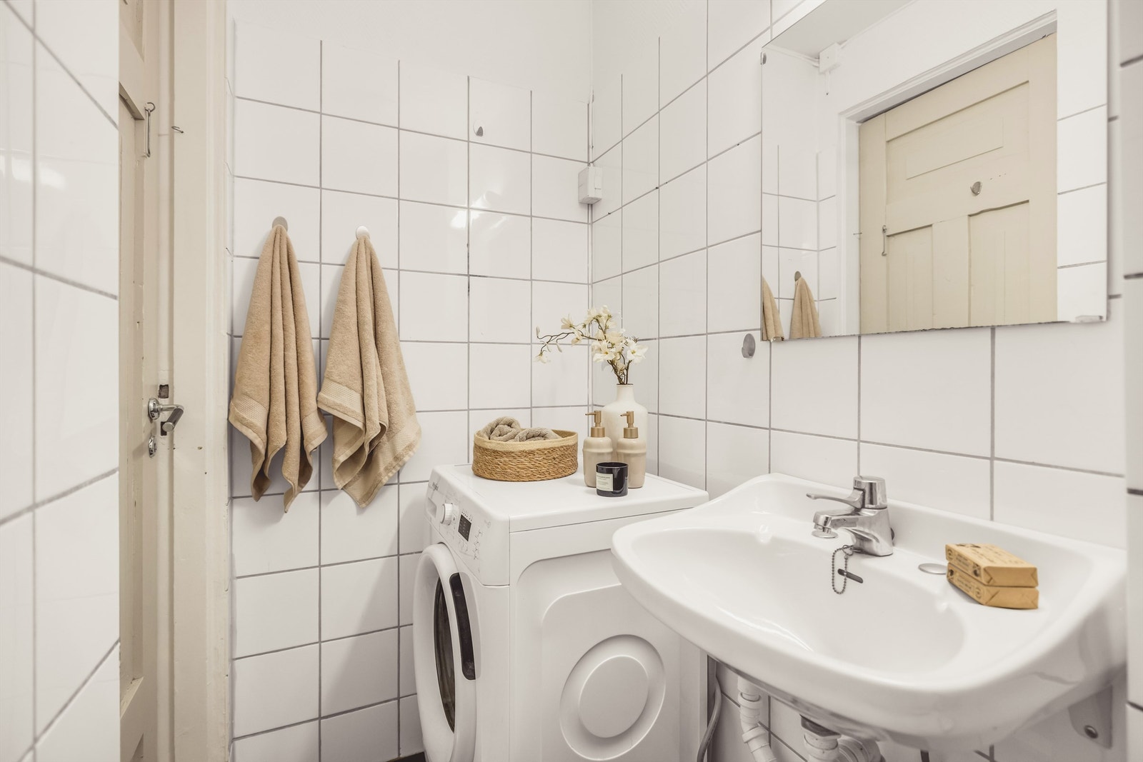 Badet er innredet med vegghengt servant med speil og lysarmatur over servanten. Det er opplegg for vaskemaskin. Galleribilde