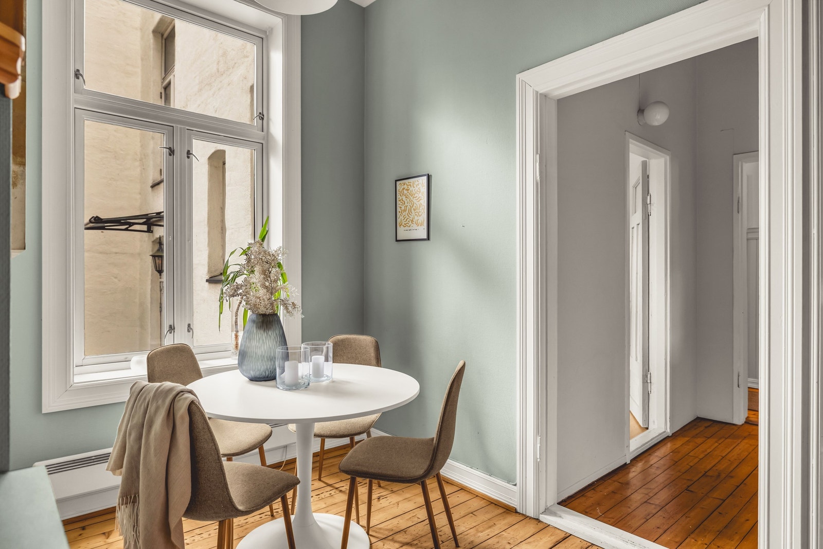 Her har du plass til egen spisesone med utsyn over rolig bakgård. Galleribilde