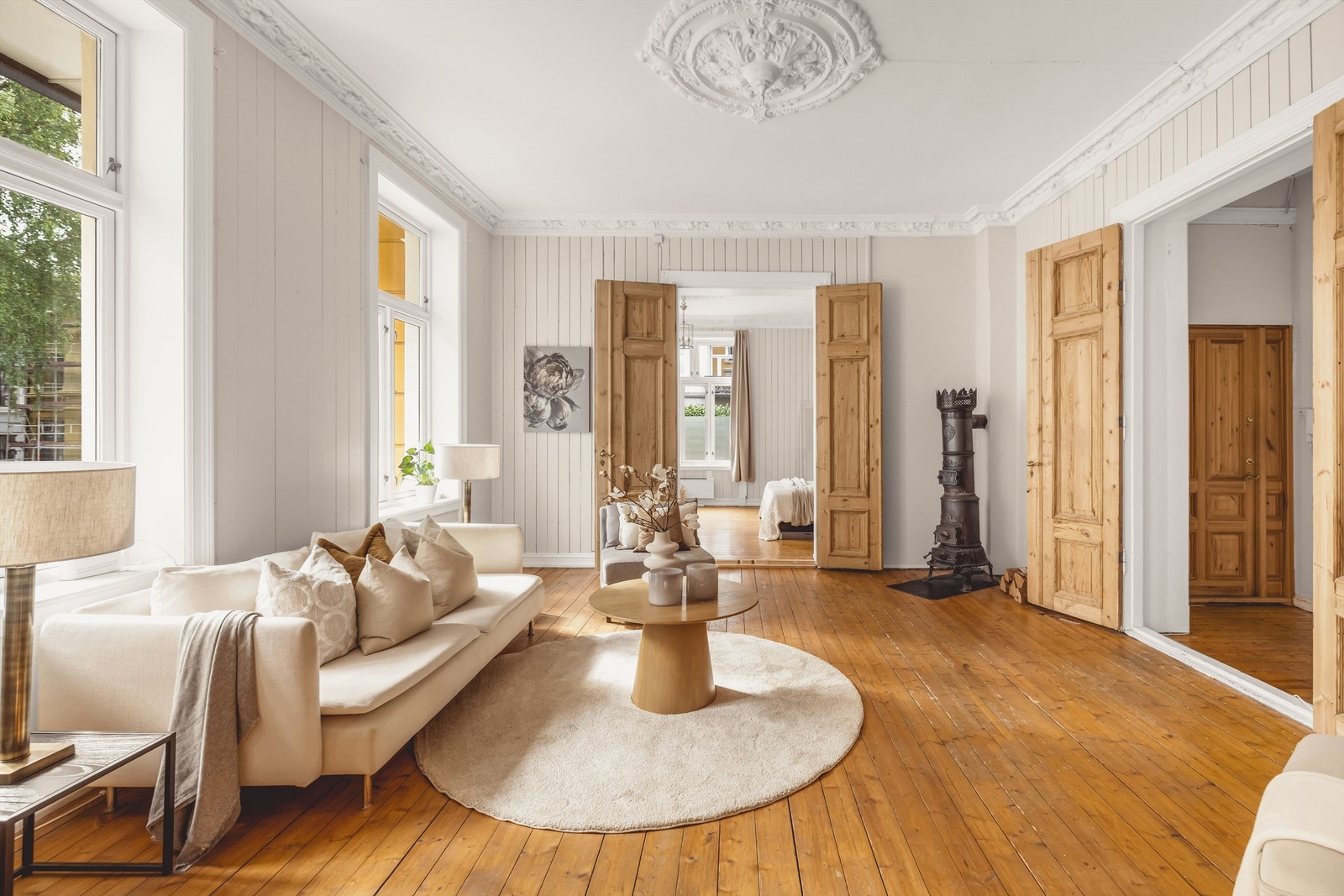 Den midterste stuen har adkomst fra entréen og fungerer som et naturlig bindeledd mellom de øvrige stuene, som gir et gjennomgående uttrykk. Galleribilde