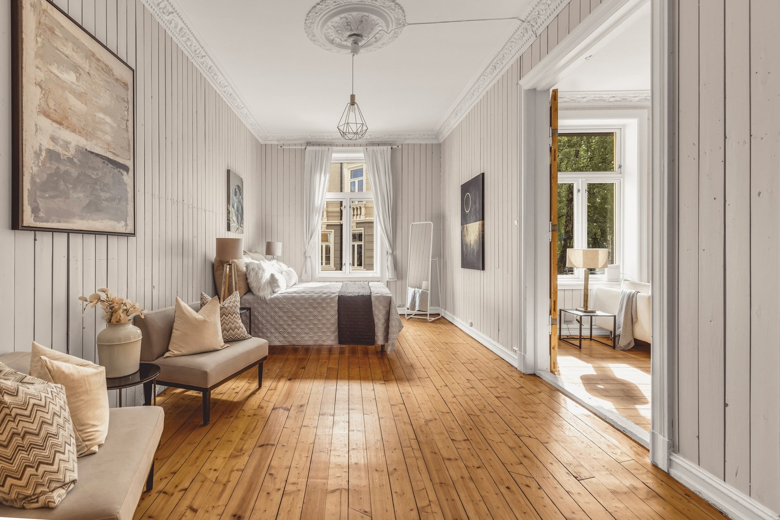 Den tredje stuen er i likhet med stue nummer en i dag innredet som soverom. Til dette rommet har du adkomst både fra entréen og den midterste stuen. Galleribilde