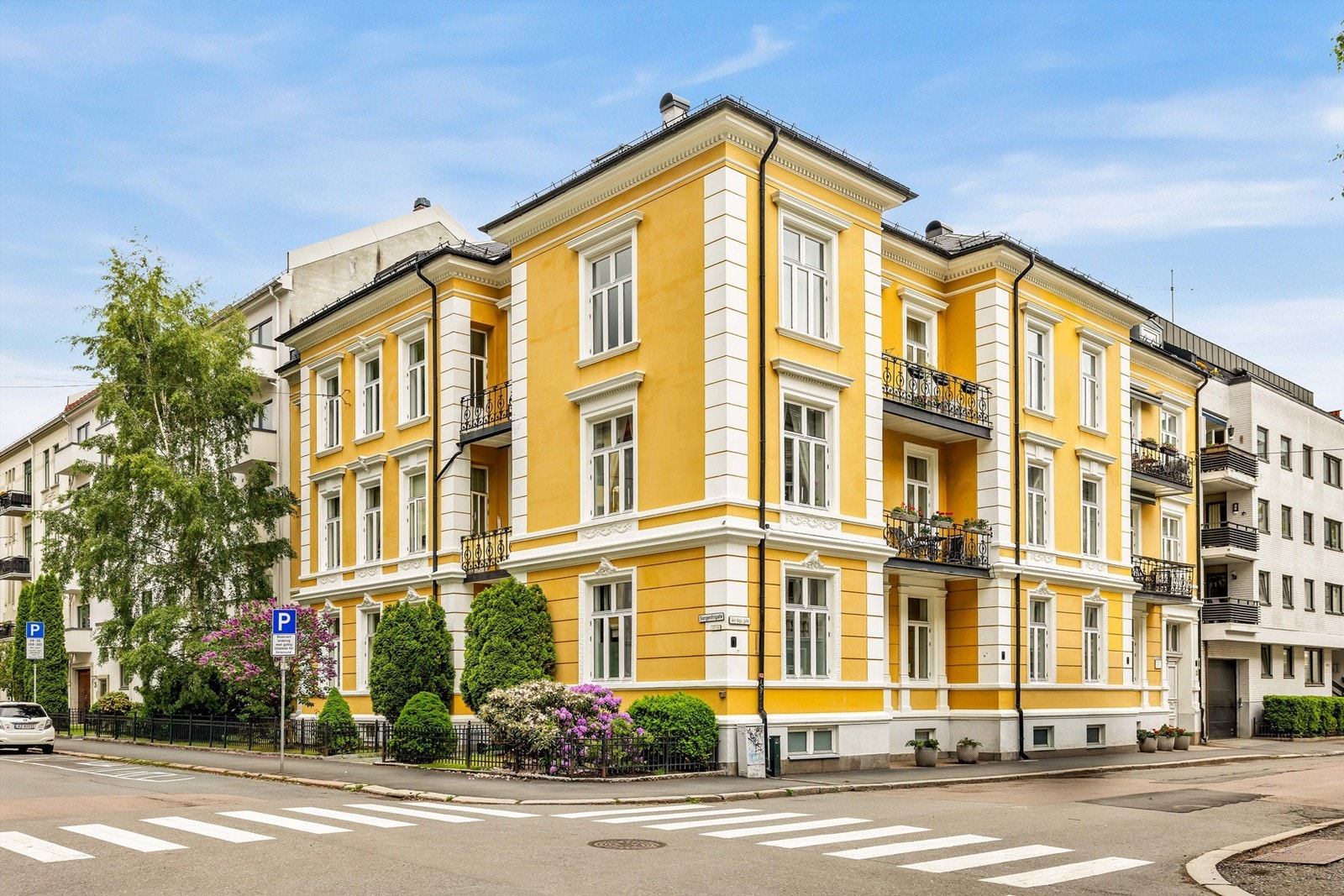 Leiligheten ligger tilbaketrukket til i en klassisk bygård fra 1897 med pent opparbeidet forhage. Foto: Isnitt v/ Bjørnar Solberg. Galleribilde