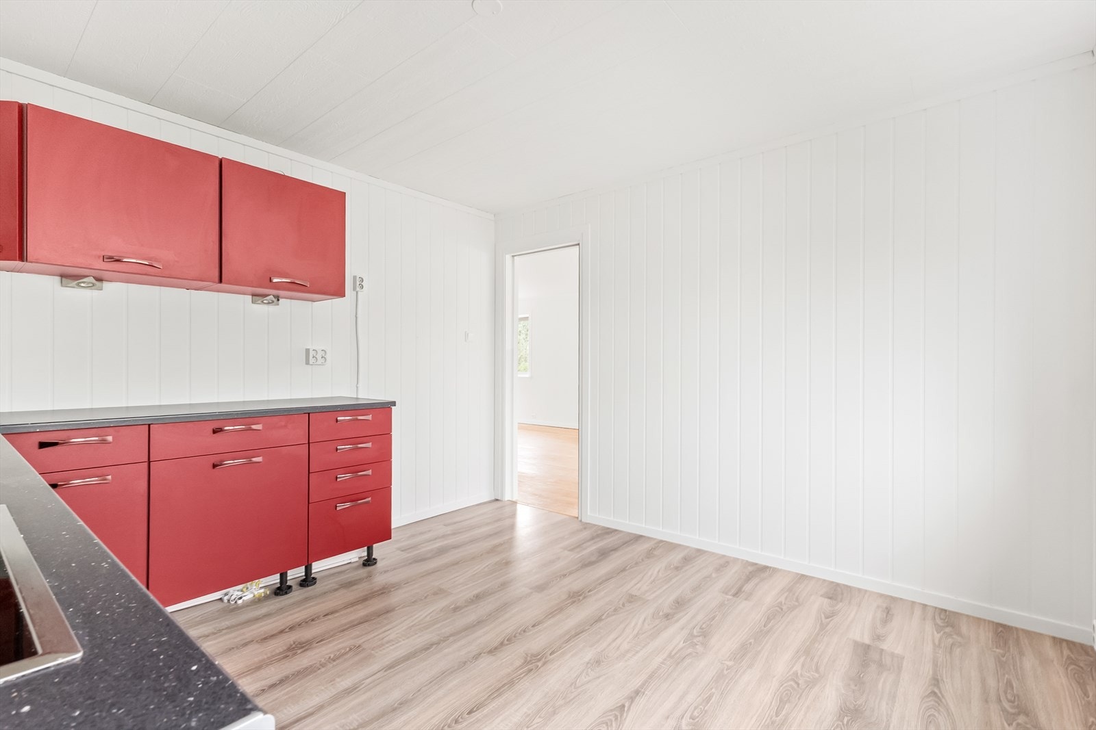 Stort kjøkken med plass til spisebord. Galleribilde