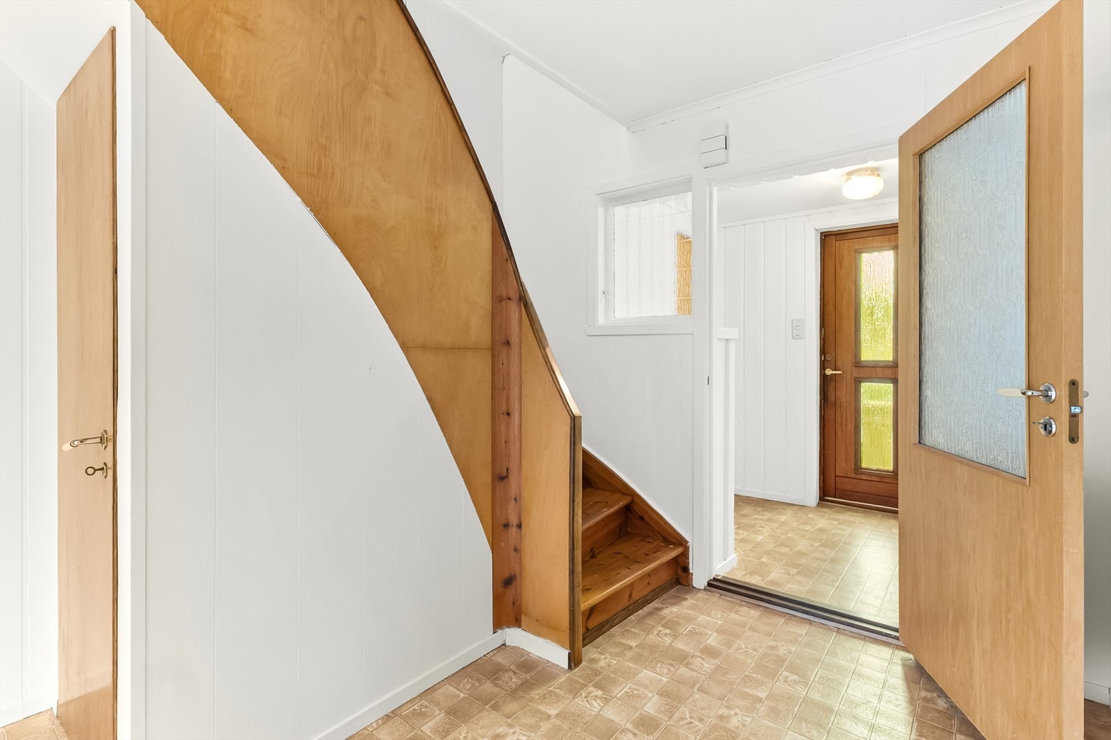 Mot inngangspartiet. I hallen er det trapp til loft og kjeller. Galleribilde