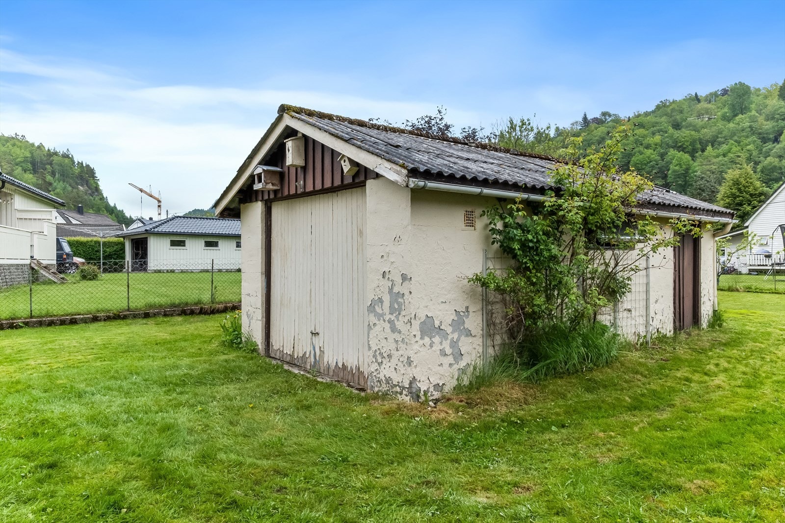 Medfølger en eldre garasje. Galleribilde