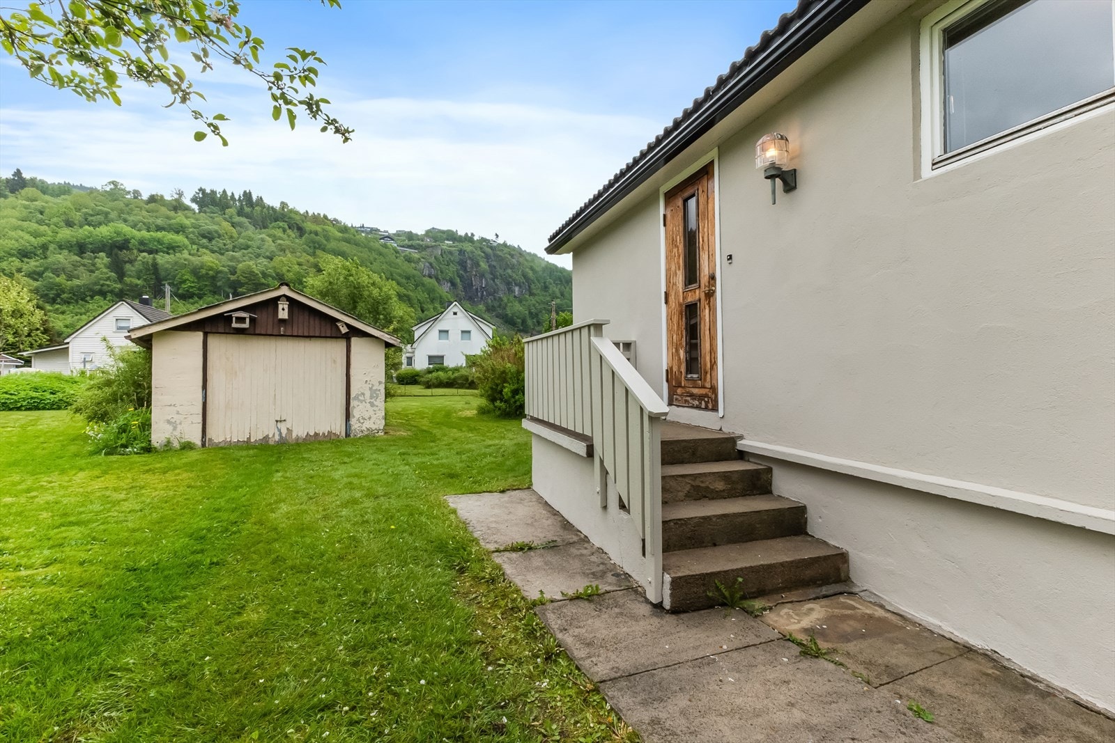 Hovedinngang og garasje. Galleribilde