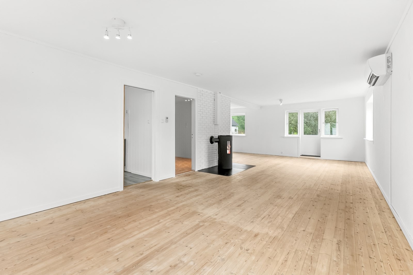 Fra stuen er det utgang til veranda. Galleribilde