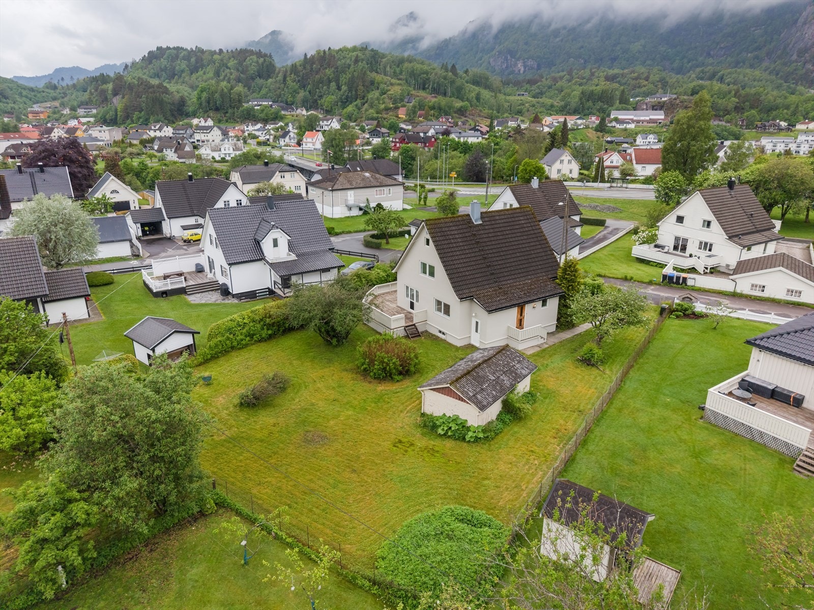 Attraktiv beliggenhet med nærhet til skoler, barnehager og sentrumsområdet. Galleribilde