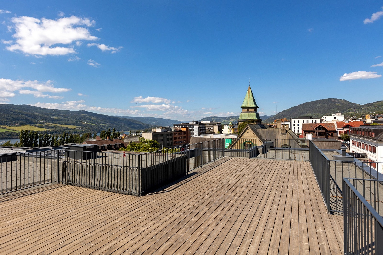 Felles takterrasse med fantastisk utsikt og solforhold Galleribilde