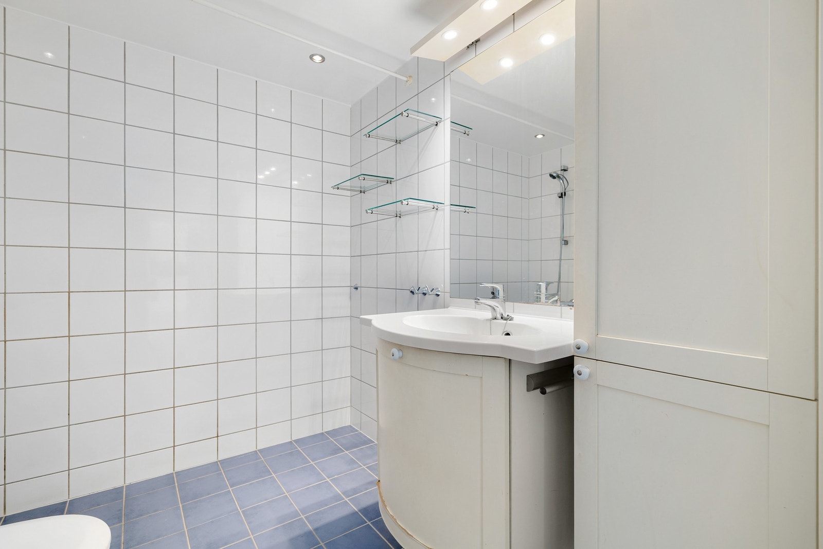 Himlingen er nedsenket og har downlights som gir god belysning. Galleribilde