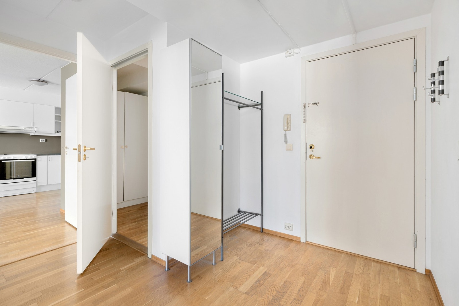 Lys og innbydende entré med god plass til oppheng av yttertøy. Galleribilde