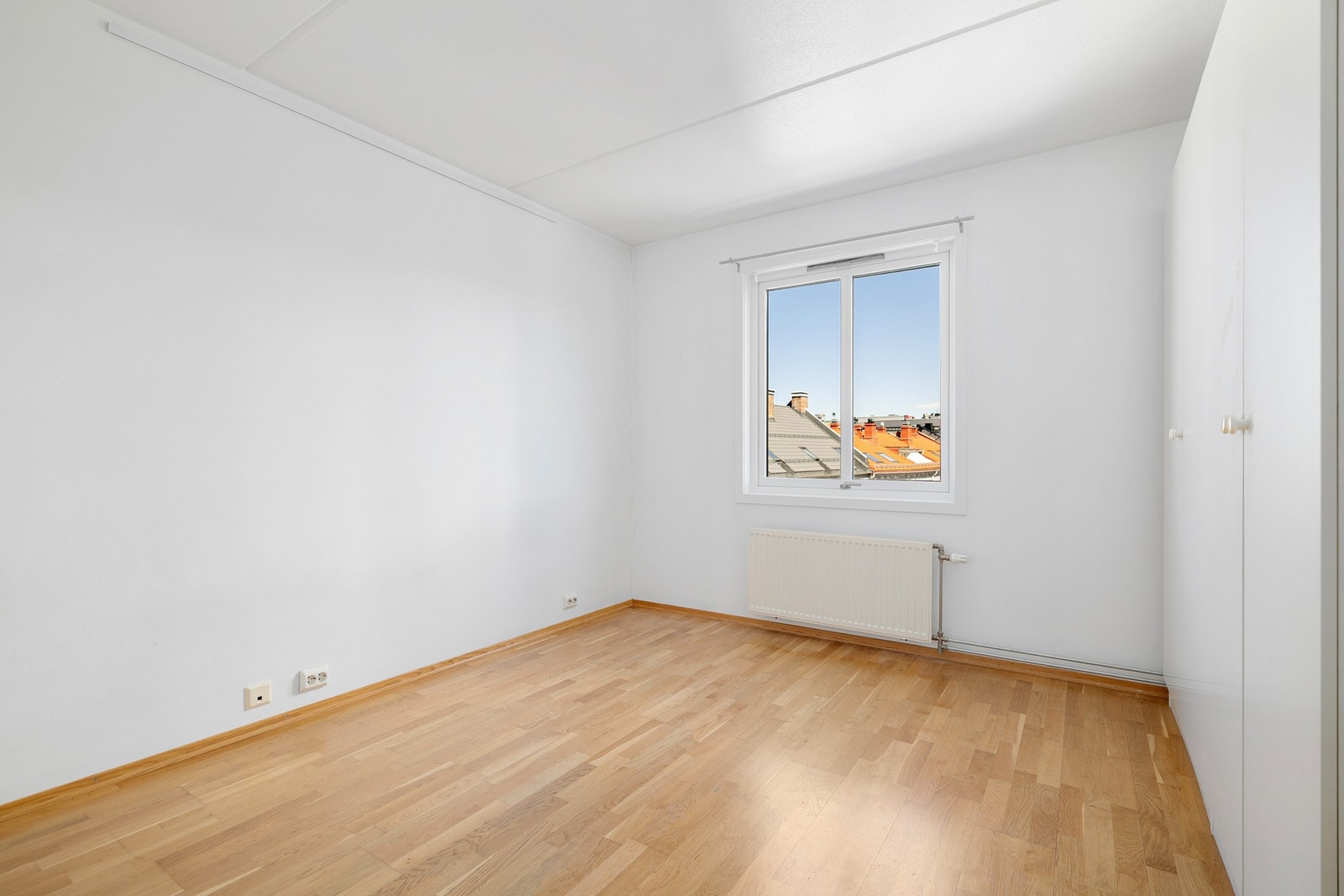 Rommet er innredet med garderobeskap. Galleribilde