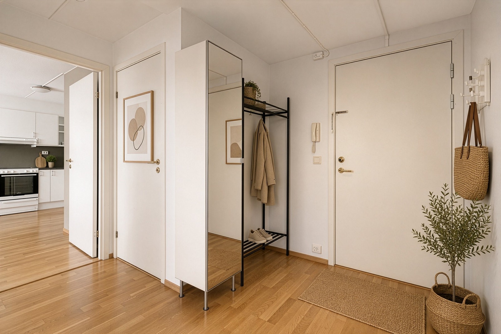 Entréen fungerer som et knutepunkt til boligens øvrige rom. Galleribilde