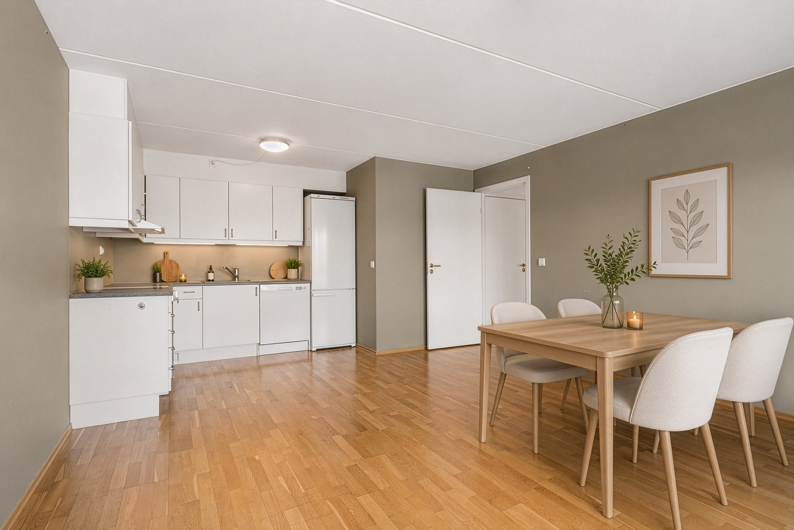 Overflatene er malt i delikate fargetoner. Gulvet er belagt med trestavs parkett. Galleribilde