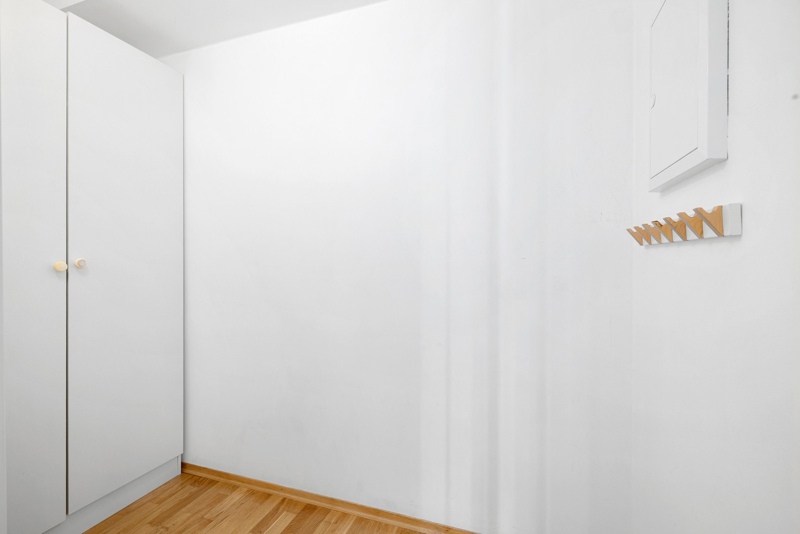 Fra entréen er det adkomst til en praktisk innvendig bod med gode oppbevaringsmuligheter. Galleribilde