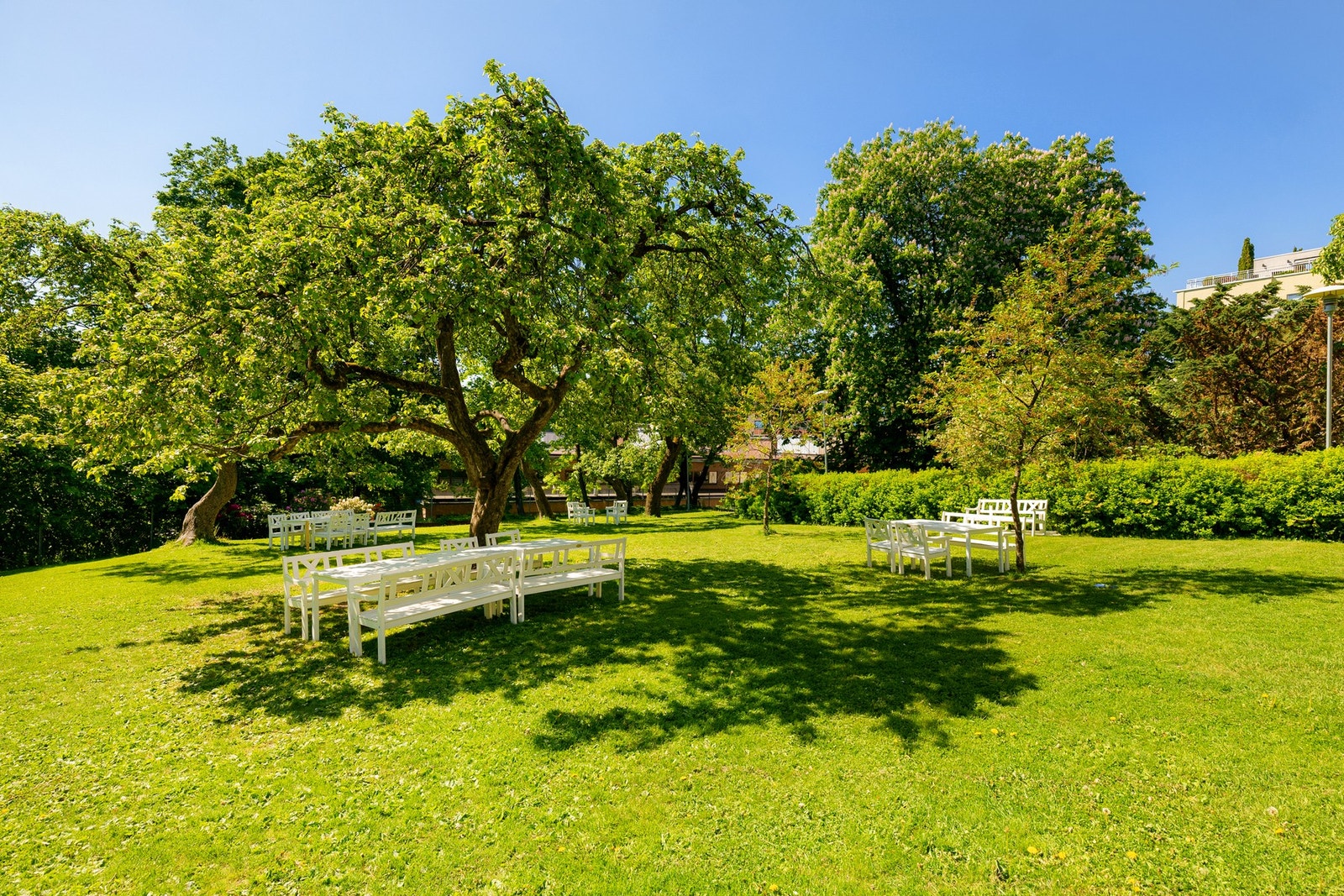 Sameiet har en idyllisk felleshage med sittegrupper. Galleribilde