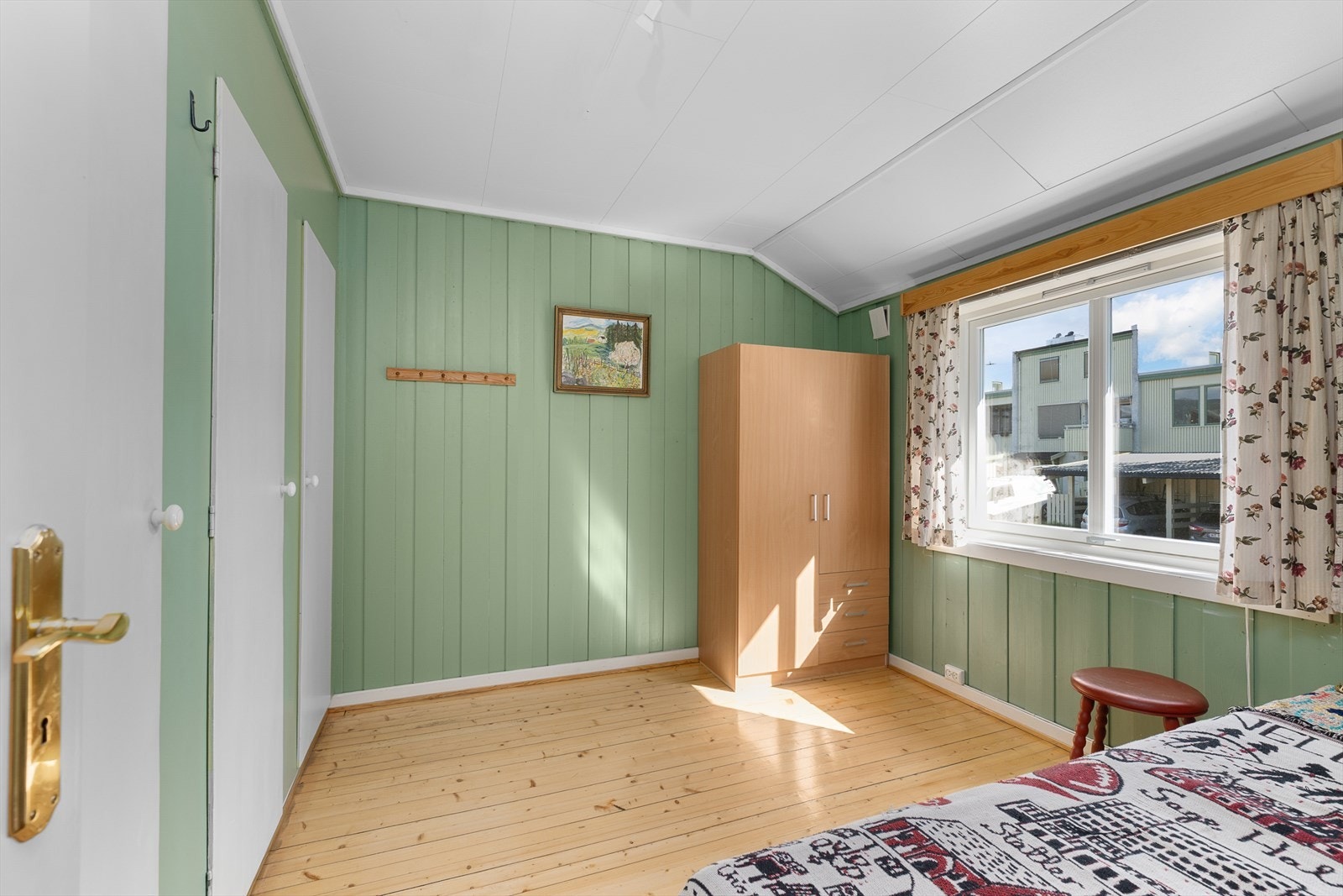 Boligens tredje soverom har også en god størrelse, med plass til seng og garderobe. Galleribilde