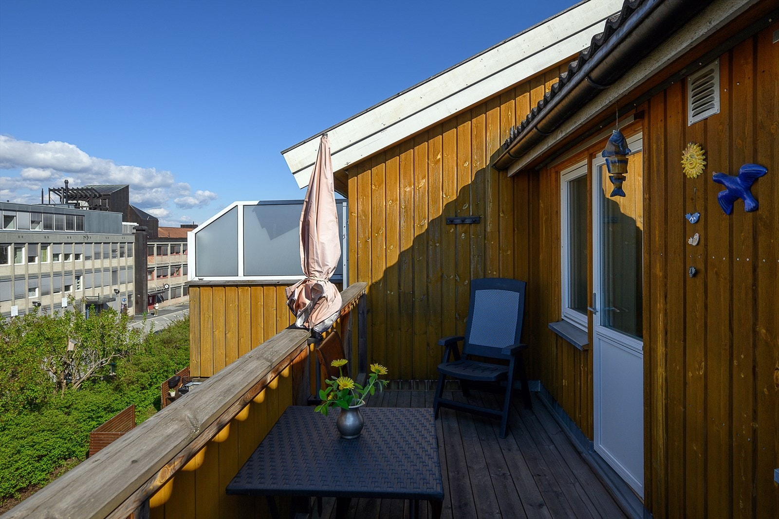 Balkongen har plass til en liten sittegruppe. Her sitter man skjermet for innsyn. Galleribilde