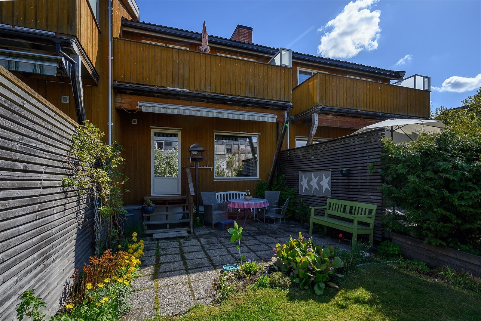 En idyllisk og usjenert hageflekk med plass til både sittegruppe og beplantning. Galleribilde