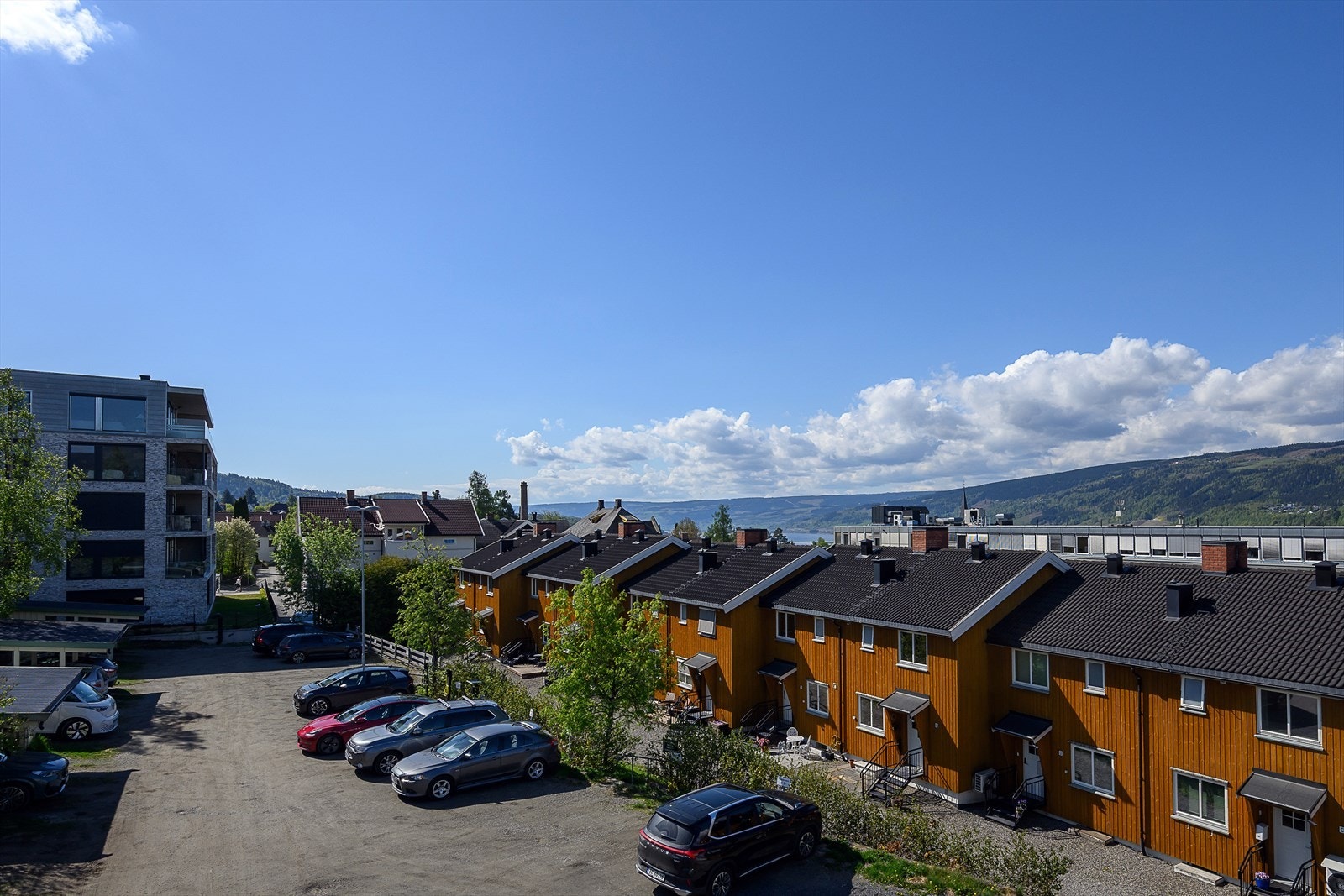 Fra eiendommen er det gangavstand til Lillehammer stasjon, kun 6 minutter unna. Galleribilde