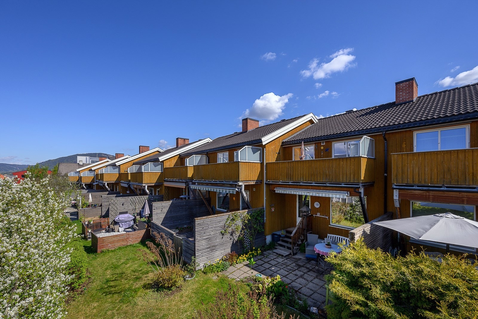Et innholdsrikt rekkehus over 2 plan med kjeller og loft med svært sentral og attraktiv beliggenhet. Galleribilde