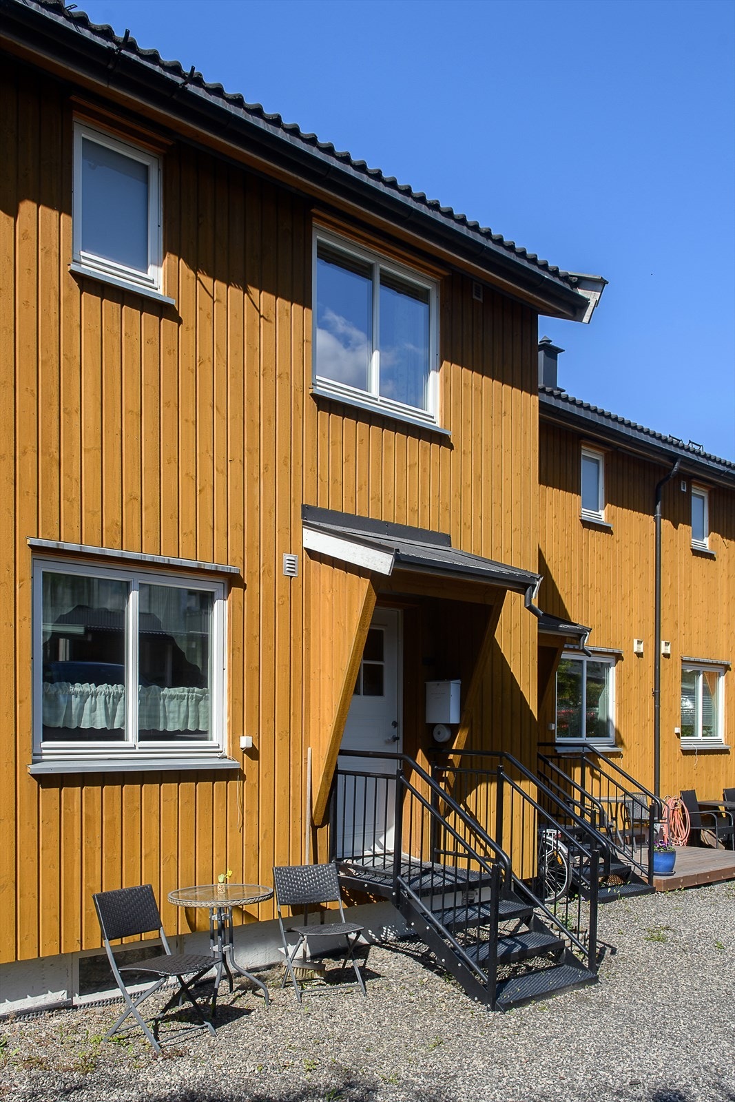 Egen inngang med trapp opp fra bakkeplan. Fin plass for morgenkaffen ved trappa. Galleribilde