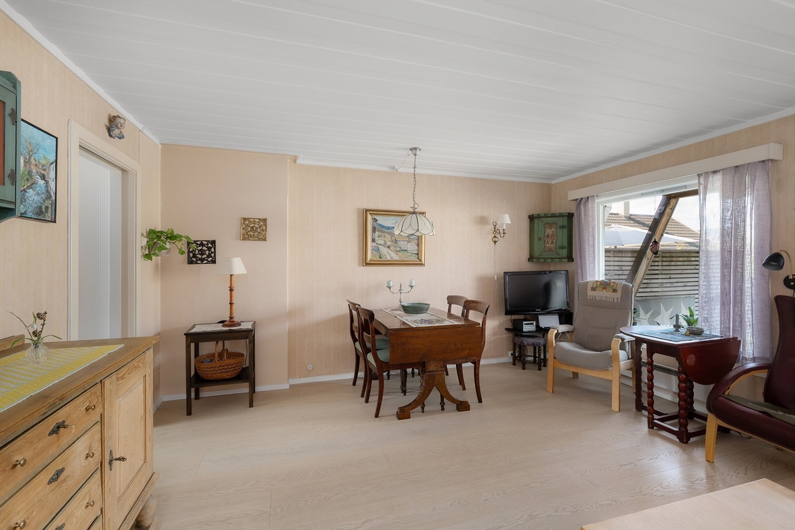 Store vindusflater gir rikelig med naturlig lys inn i stuen. Galleribilde