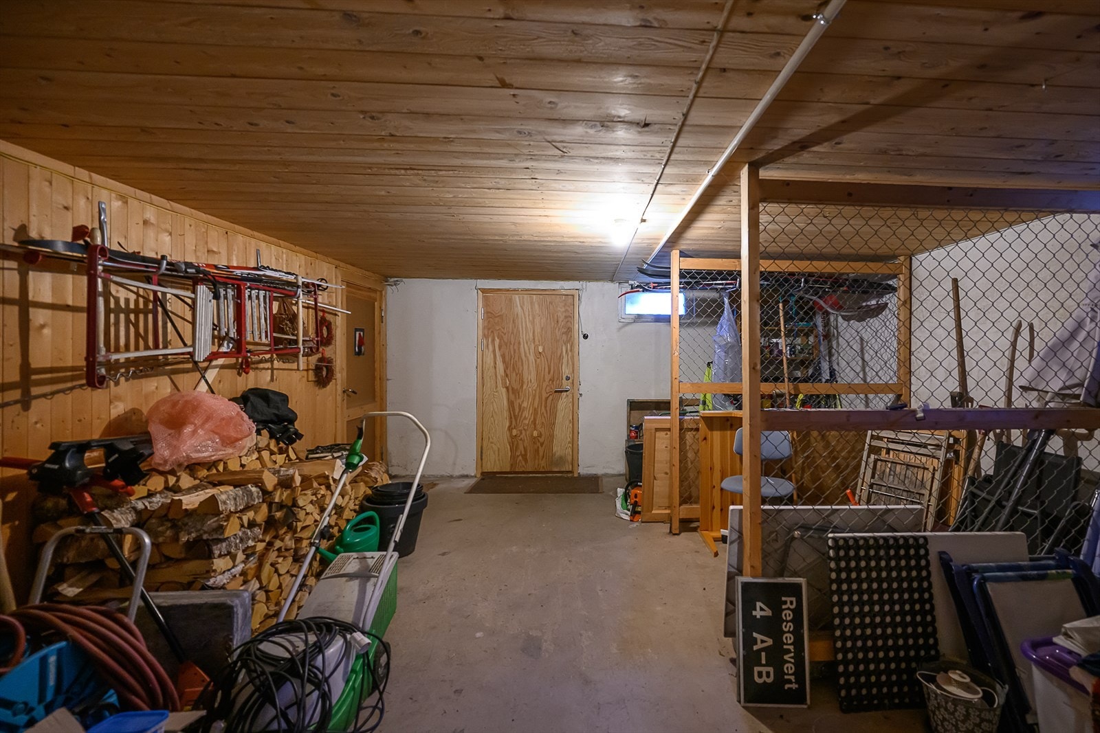 Praktisk kjeller med god plass for oppbevaring av ved, sportsutstyr og annet. Galleribilde