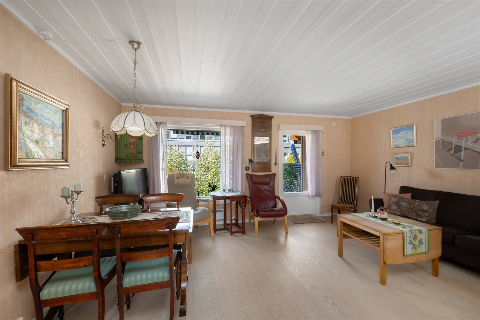 Fra stuen er det direkte utgang til en skjermet og hyggelig uteplass. Galleribilde