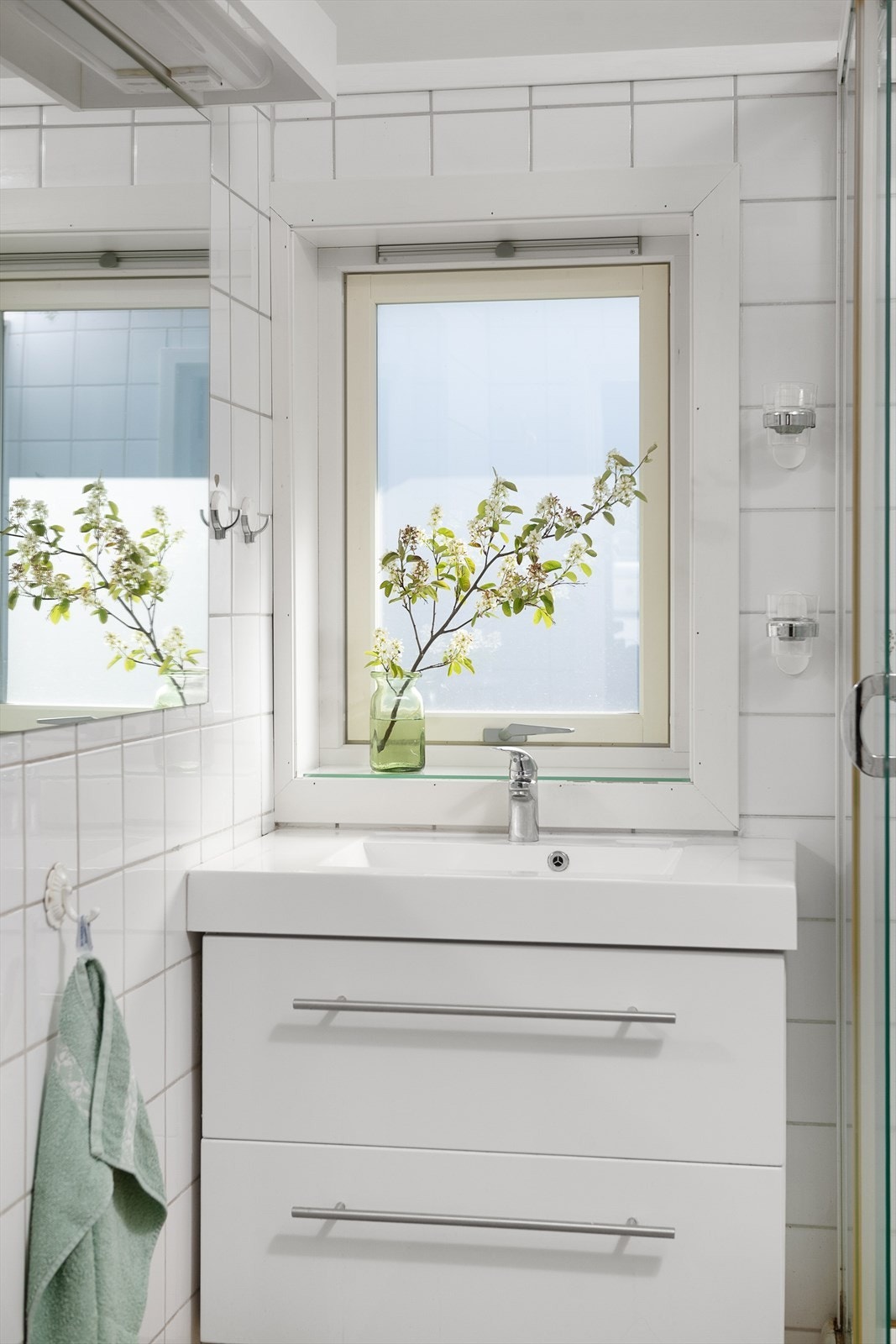 Vinduet på badet gir godt lys inn i rommet. Galleribilde