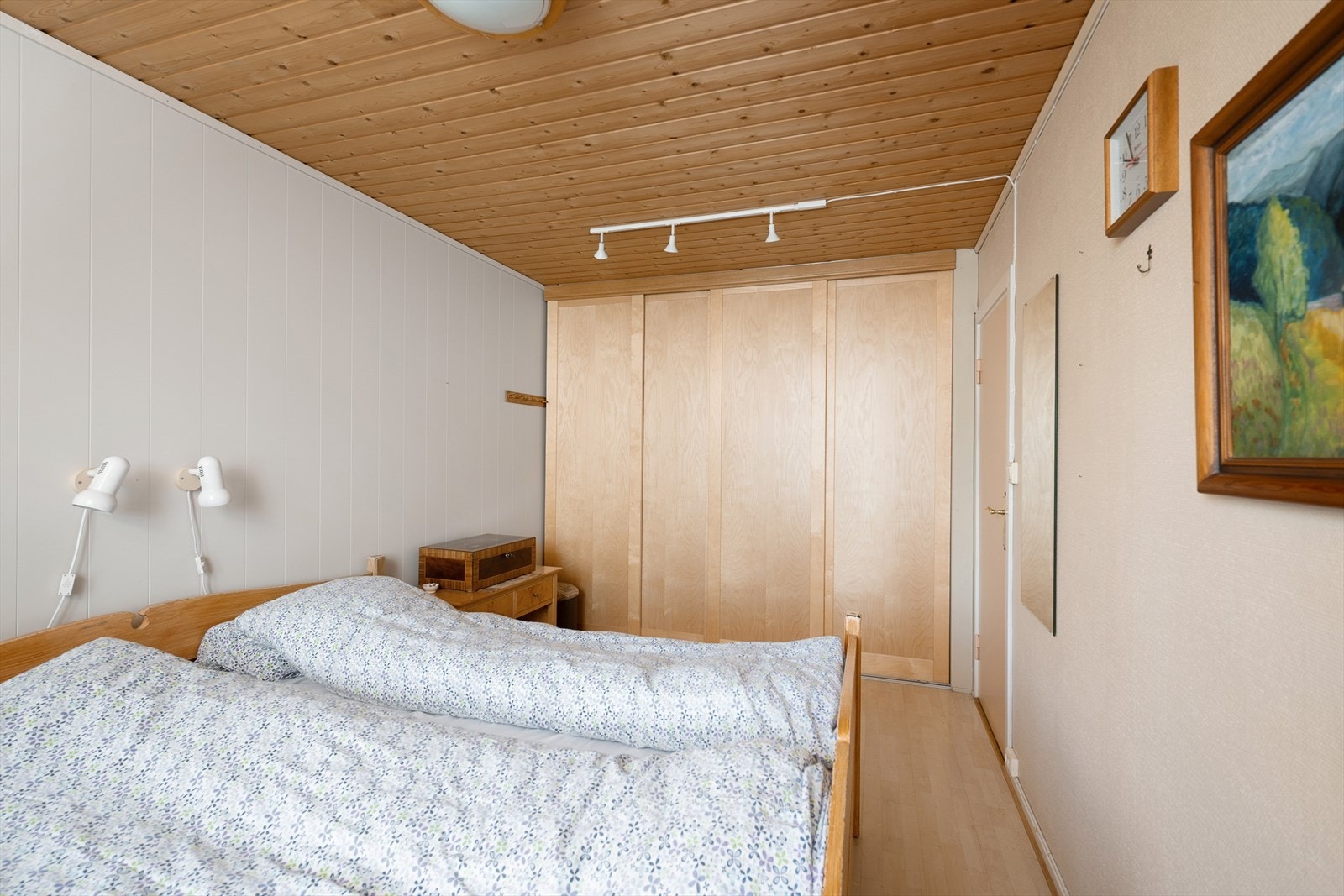 Rikelig med oppbevaringsplass i en stor, plassbygd garderobeløsning. Galleribilde