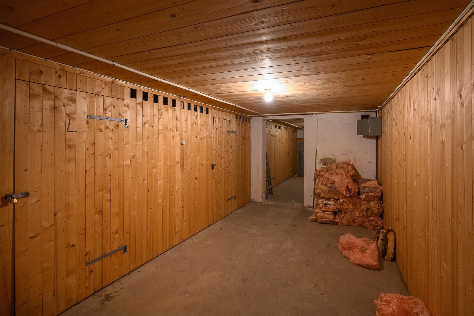 Hver andel har sin egen låsbare bod i felles kjellergang. Galleribilde