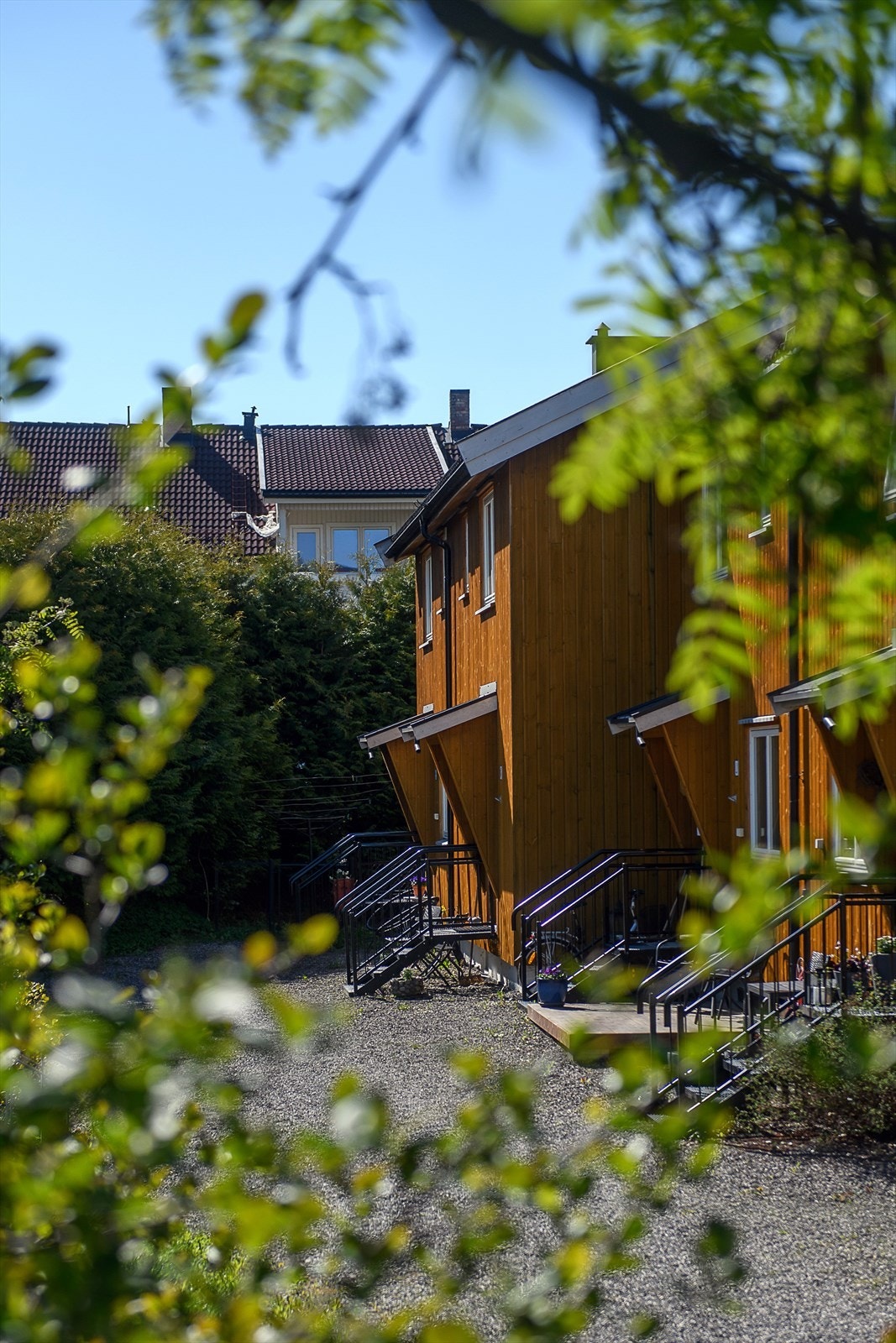 Rekkehuset er en del av et veletablert og rolig boligområde, midt i sentrum. Galleribilde