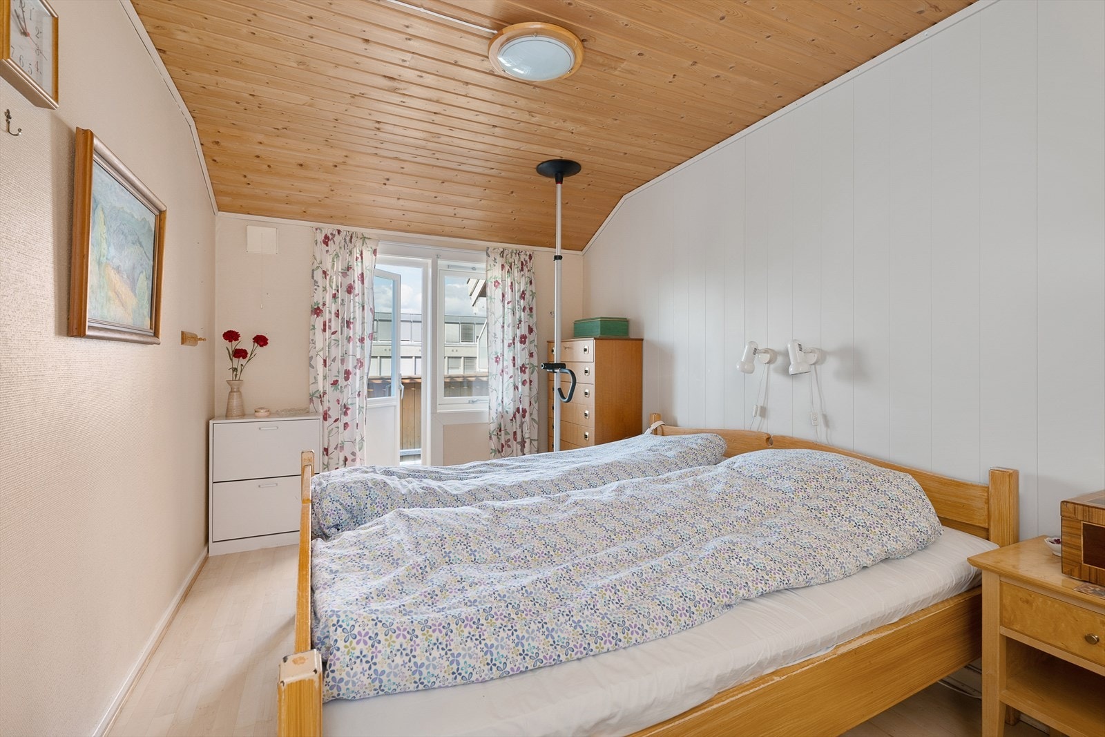 Hovedsoverommet har god plass til dobbeltseng og utgang til egen balkong. Galleribilde