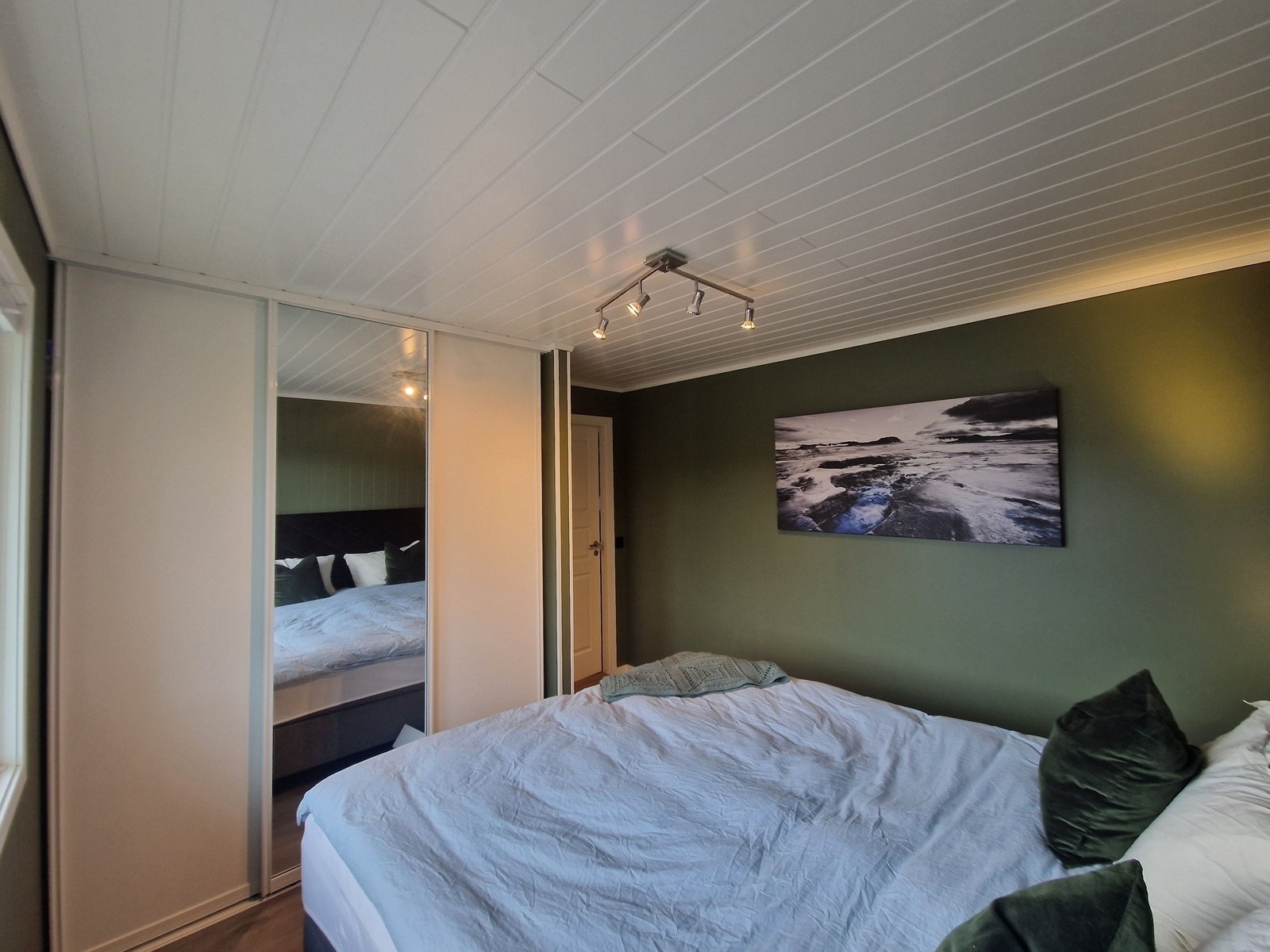 Ny skyvedørsgarderobe montert i 2025 Galleribilde