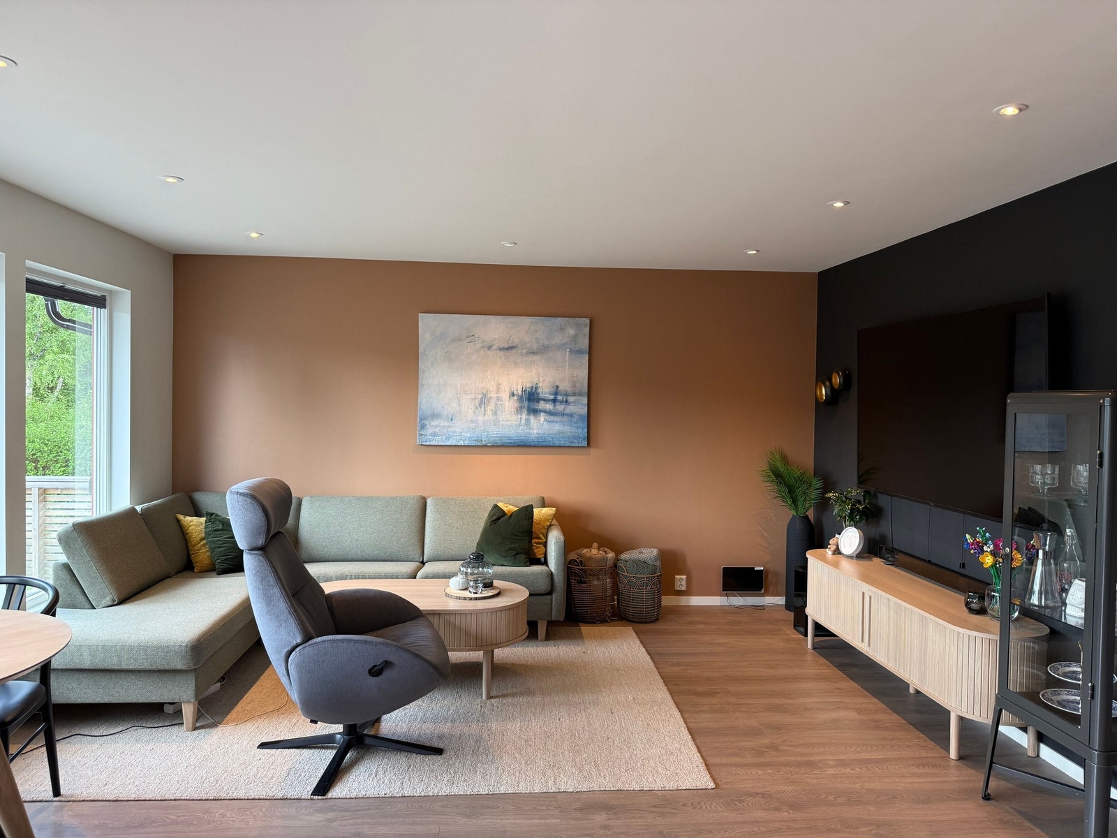 Moderne stue-/spisestueløsning Galleribilde